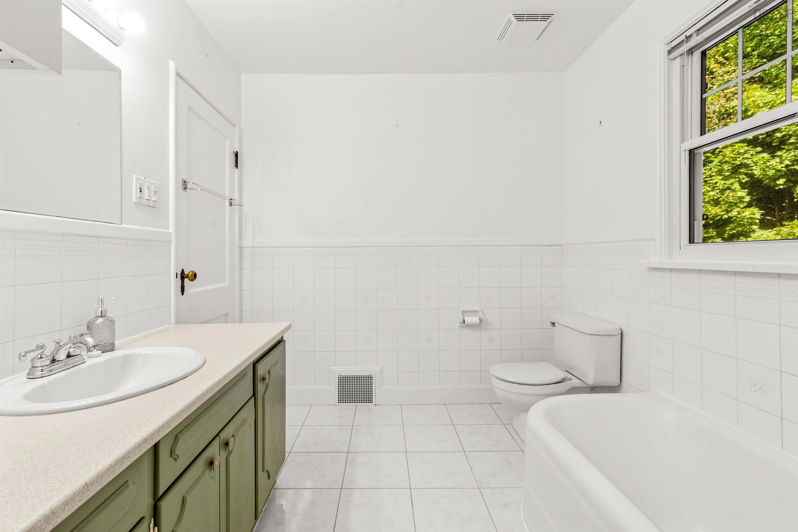 137 Pleasant, Dartmouth, NS B2Y 3P8, 3 Bedrooms Bedrooms, ,2 BathroomsBathrooms,Residential,For Sale,Pleasant,202523719