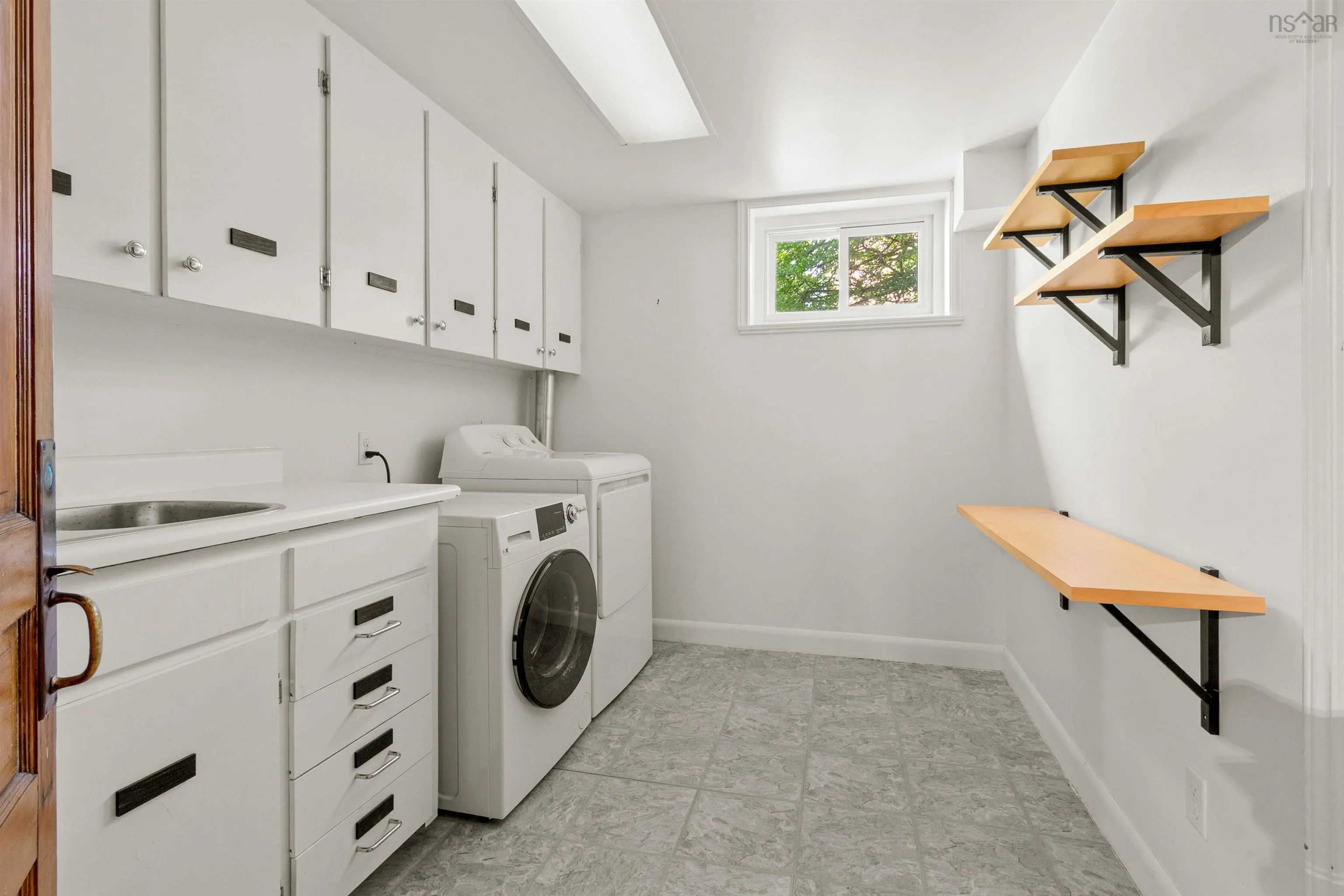137 Pleasant, Dartmouth, NS B2Y 3P8, 3 Bedrooms Bedrooms, ,2 BathroomsBathrooms,Residential,For Sale,Pleasant,202523719