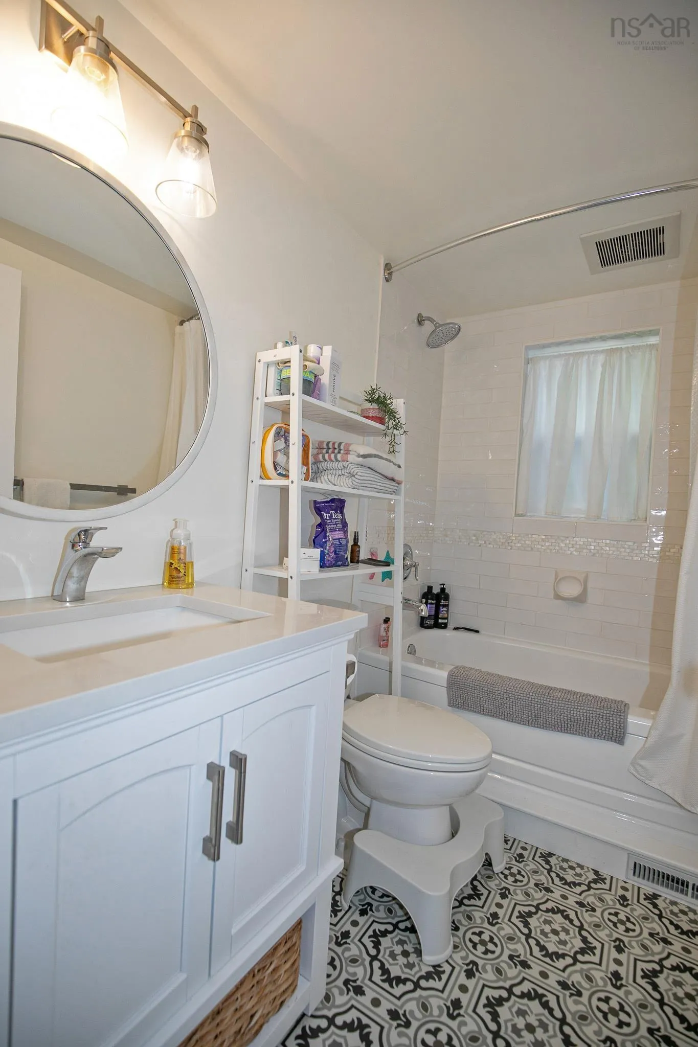 212 Victoria Street E, Amherst, NS B4H 1Y9, 4 Bedrooms Bedrooms, ,2 BathroomsBathrooms,Residential,For Sale,Victoria,202518515