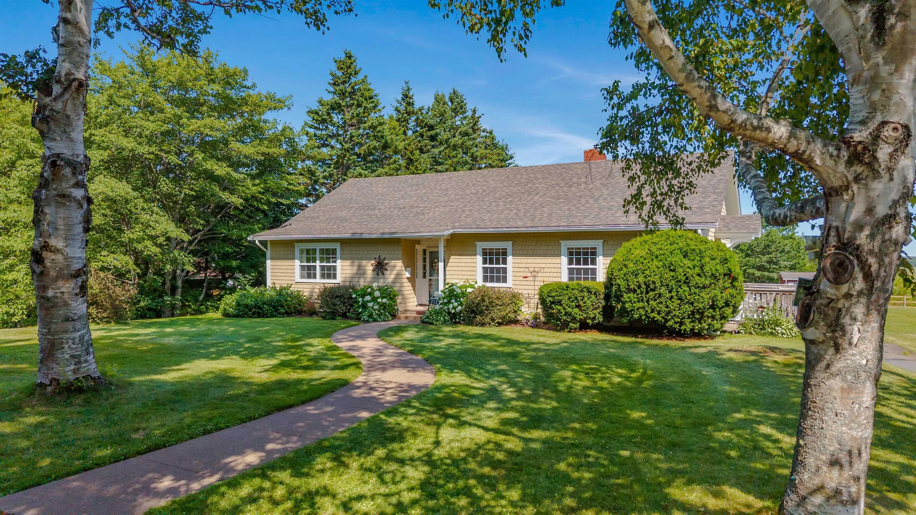 212 Victoria Street E, Amherst, NS B4H 1Y9, 4 Bedrooms Bedrooms, ,2 BathroomsBathrooms,Residential,For Sale,Victoria,202518515