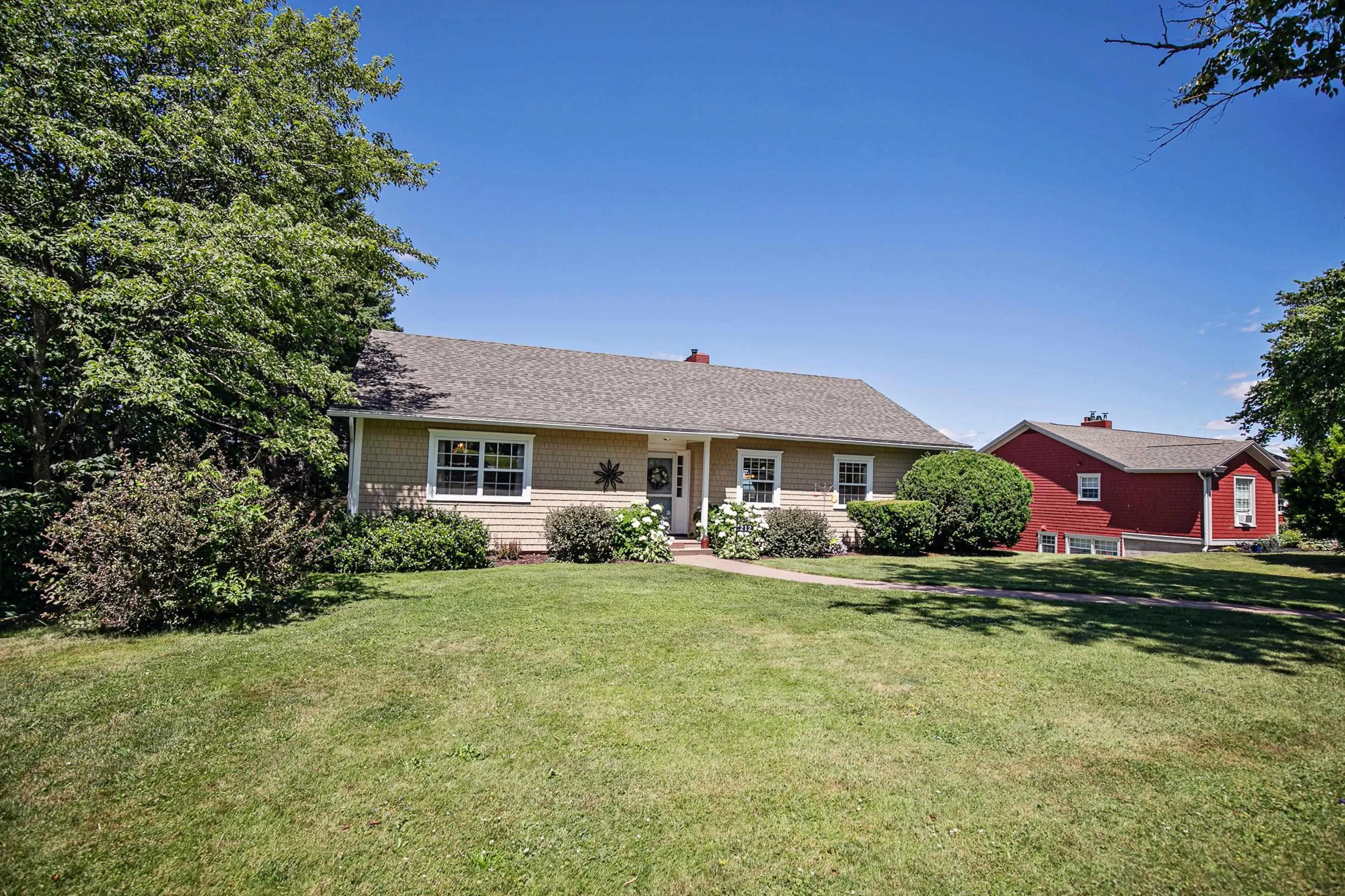212 Victoria Street E, Amherst, NS B4H 1Y9, 4 Bedrooms Bedrooms, ,2 BathroomsBathrooms,Residential,For Sale,Victoria,202518515