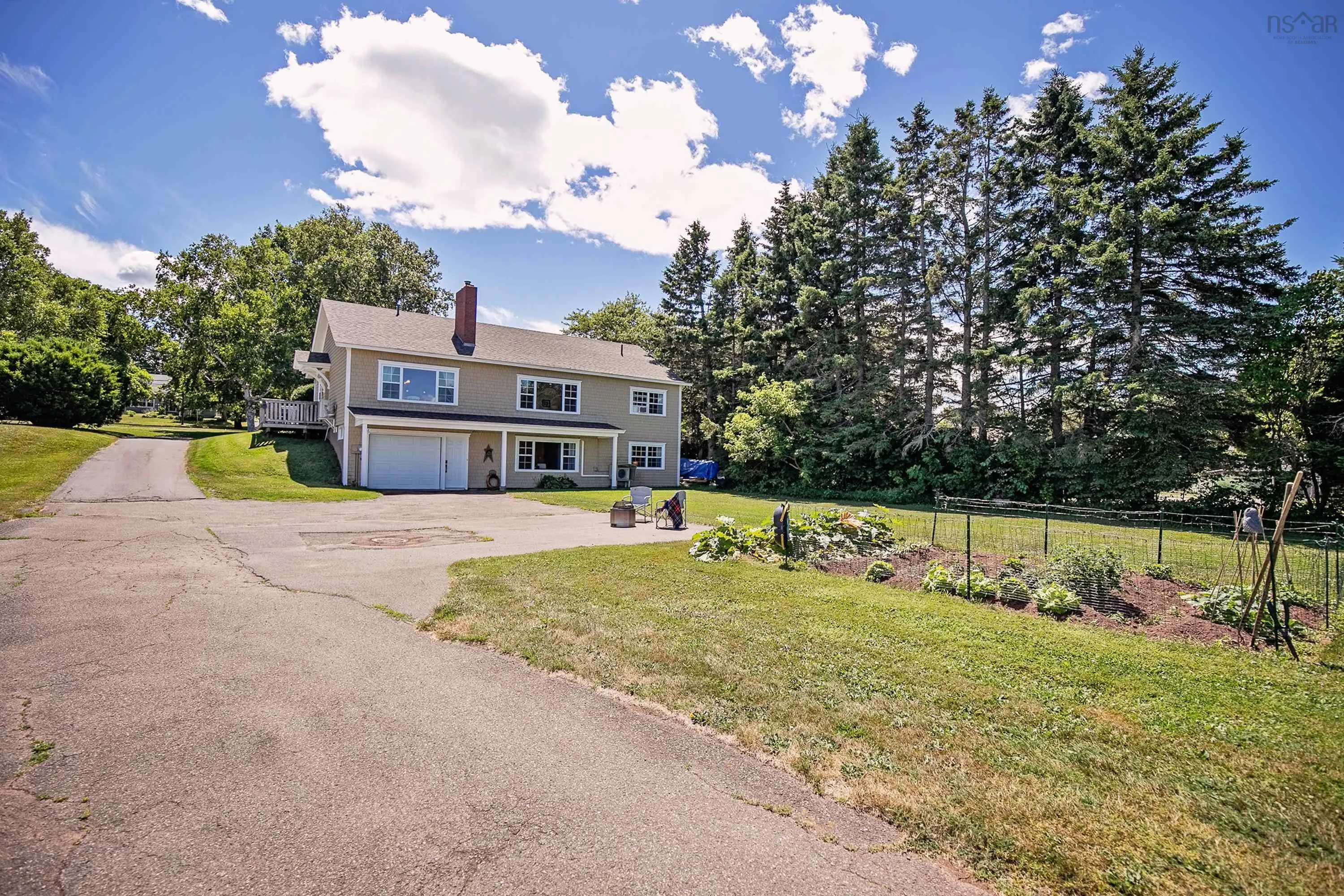 212 Victoria Street E, Amherst, NS B4H 1Y9, 4 Bedrooms Bedrooms, ,2 BathroomsBathrooms,Residential,For Sale,Victoria,202518515