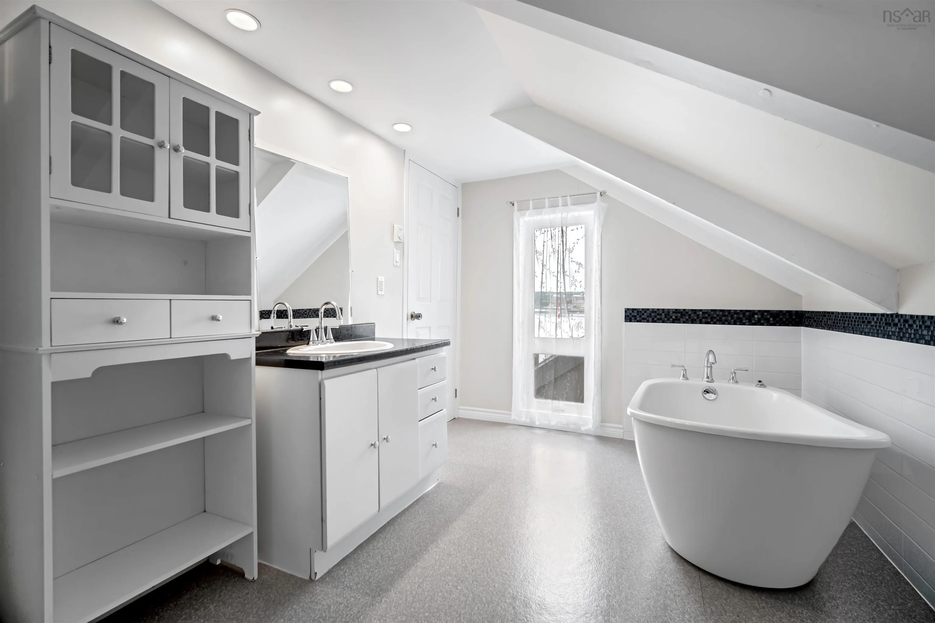 353 1 Shore Drive, Bedford, NS B4A 2C7, 2 Bedrooms Bedrooms, ,2 BathroomsBathrooms,Residential,For Sale,Shore,202515693