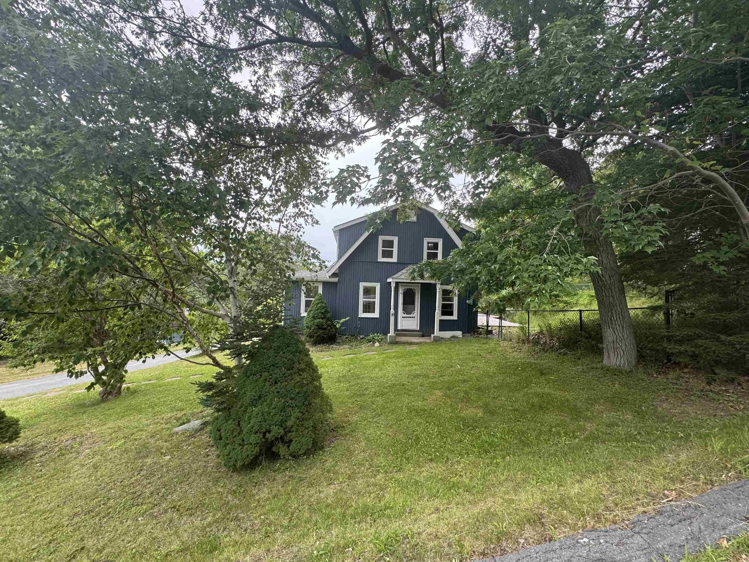 10 North Street, Bedford, NS B4A 2M9, 3 Bedrooms Bedrooms, ,2 BathroomsBathrooms,Residential,For Sale,North,202515951