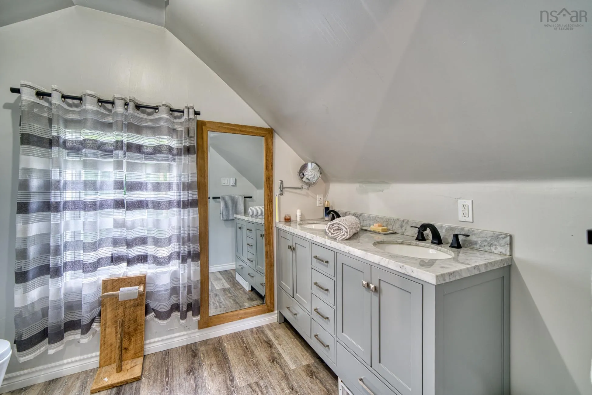 185 King Street, Bridgewater, NS B4V 1A5, 4 Bedrooms Bedrooms, ,2 BathroomsBathrooms,Residential,For Sale,King,202517623