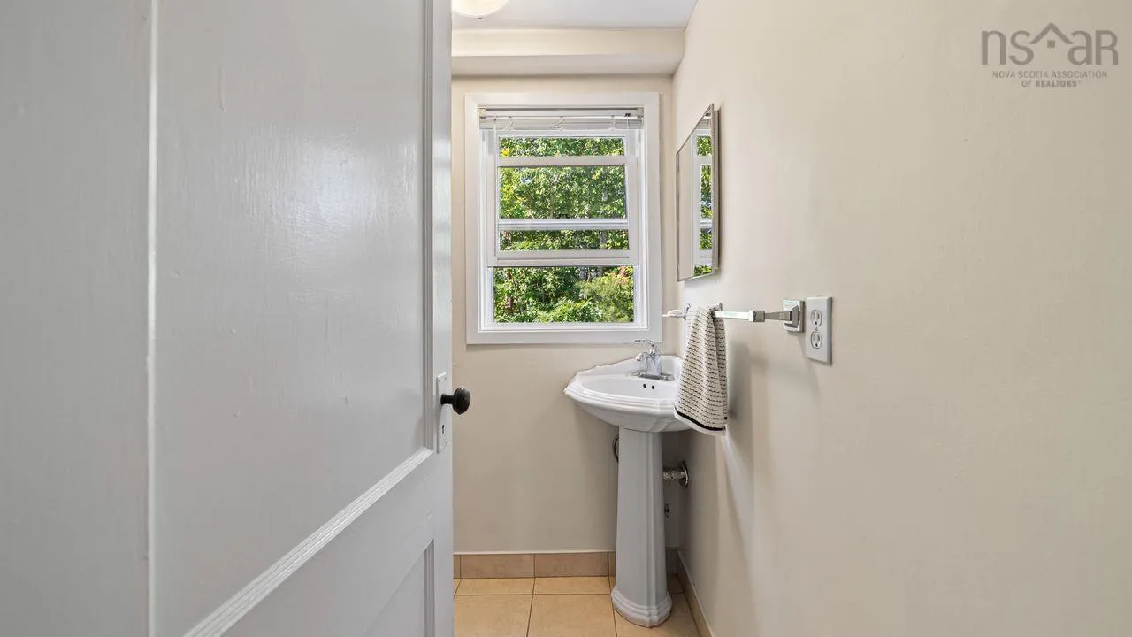 14 Hamshaw Drive, Halifax, NS B3M 2G8, 4 Bedrooms Bedrooms, ,2 BathroomsBathrooms,Residential,For Sale,Hamshaw,202518699