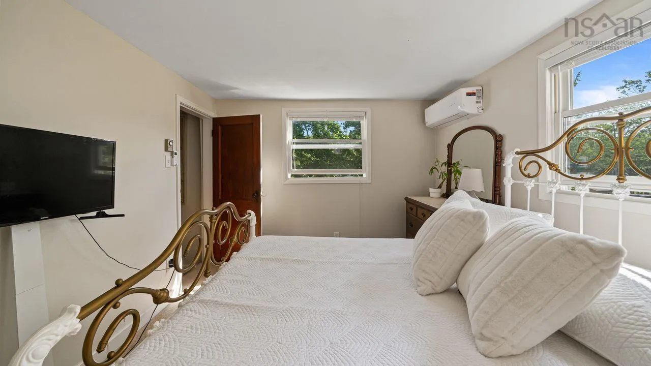 14 Hamshaw Drive, Halifax, NS B3M 2G8, 4 Bedrooms Bedrooms, ,2 BathroomsBathrooms,Residential,For Sale,Hamshaw,202518699