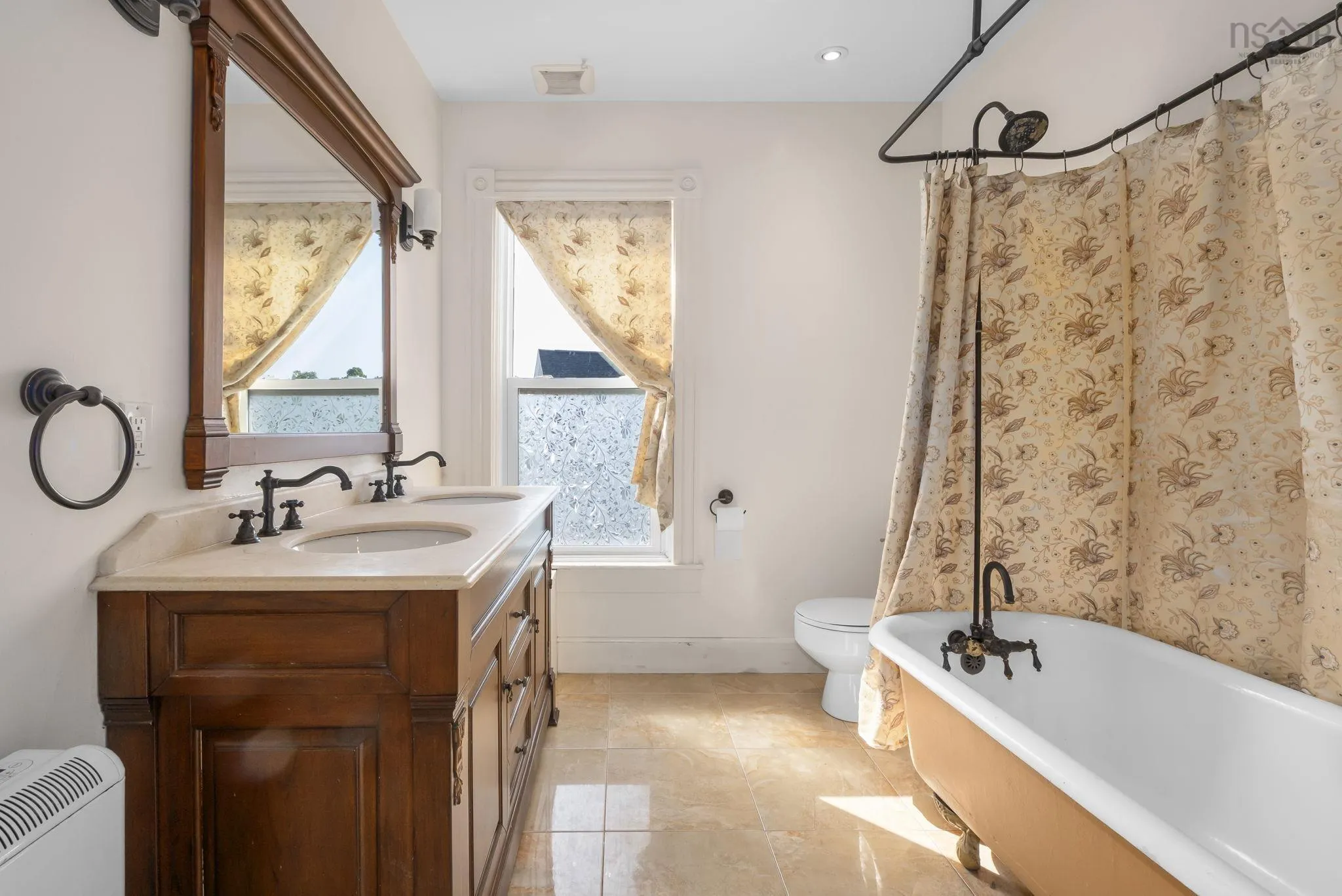 328 King Street, Windsor, NS B0N 2T0, 6 Bedrooms Bedrooms, ,2 BathroomsBathrooms,Residential,For Sale,King,202519183