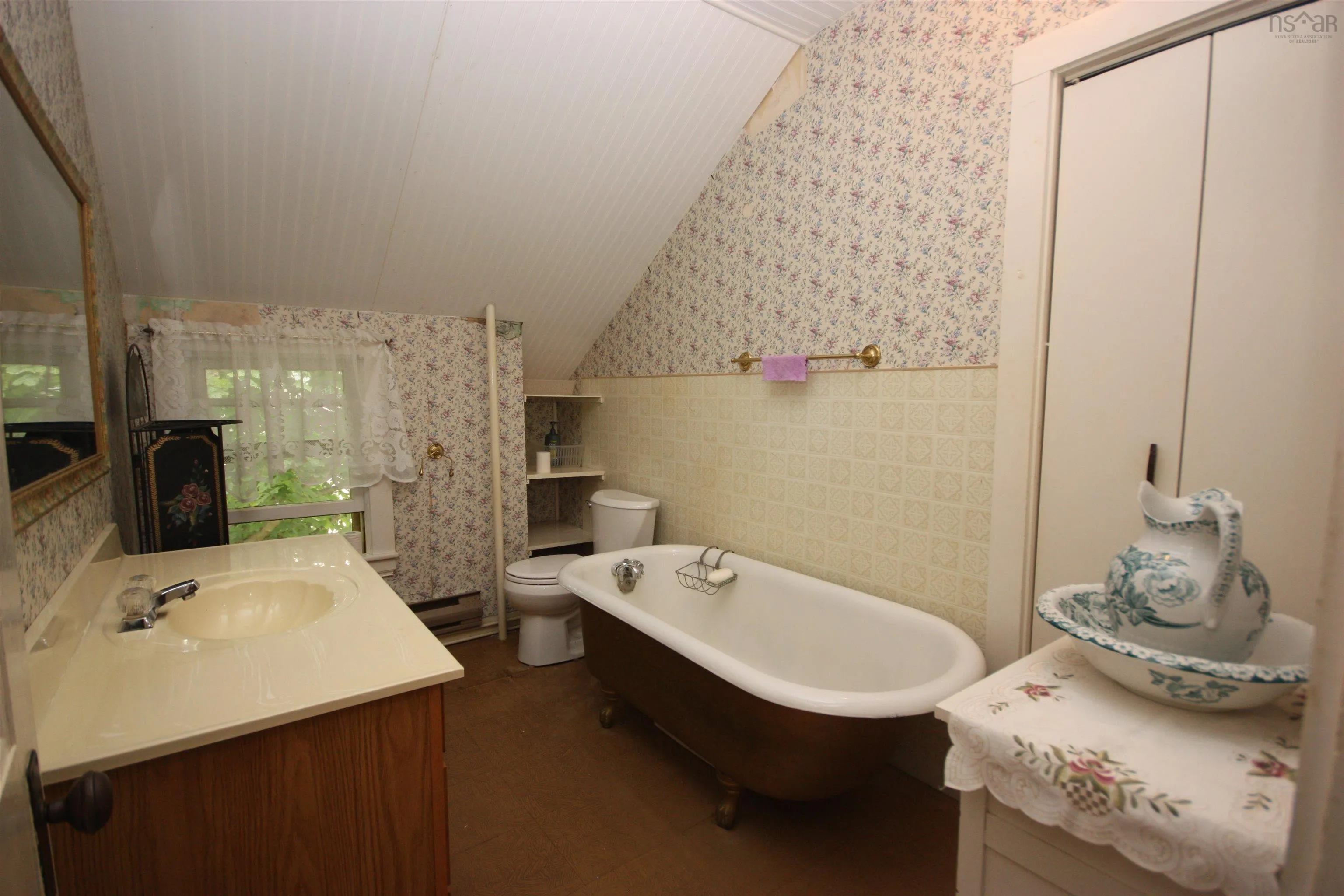 31 Hall Street, Lockeport, NS B0T 1L0, 4 Bedrooms Bedrooms, ,1 BathroomBathrooms,Residential,For Sale,Hall,202517471