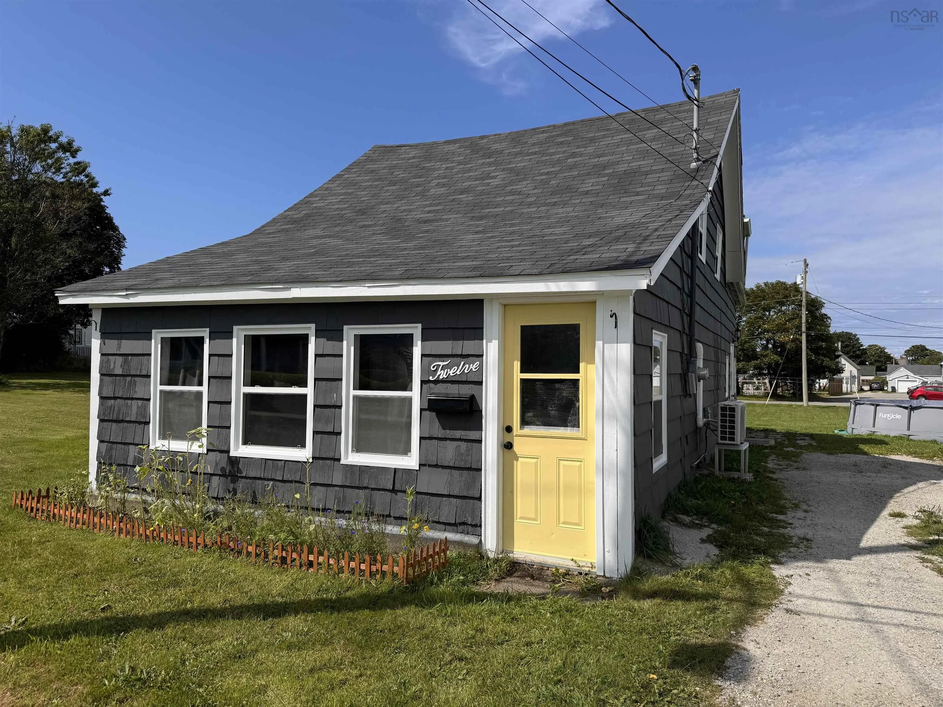 12 Church Street, Yarmouth, NS B5A 3Z1, 4 Bedrooms Bedrooms, ,2 BathroomsBathrooms,Residential,For Sale,Church,202523017