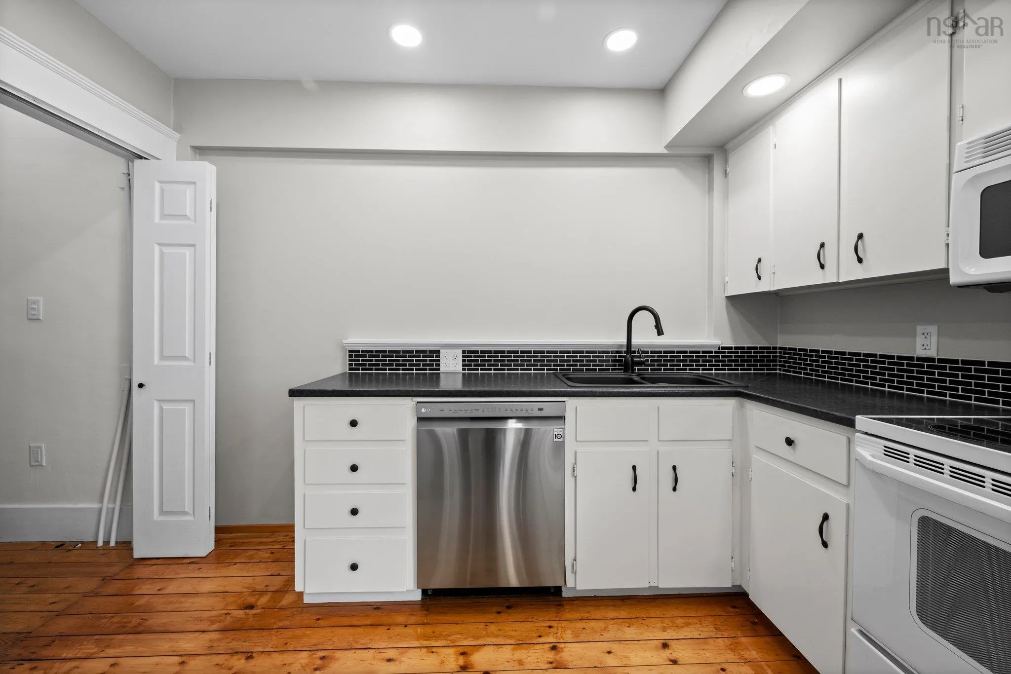 689 King Street, Windsor, NS B0N 2T0, ,Residential Income,For Sale,King Street,202518885