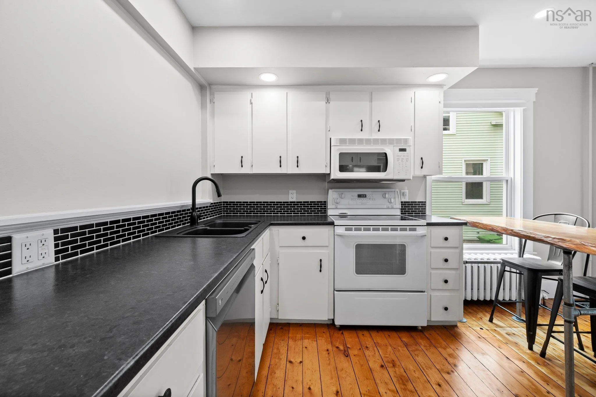 689 King Street, Windsor, NS B0N 2T0, ,Residential Income,For Sale,King Street,202518885