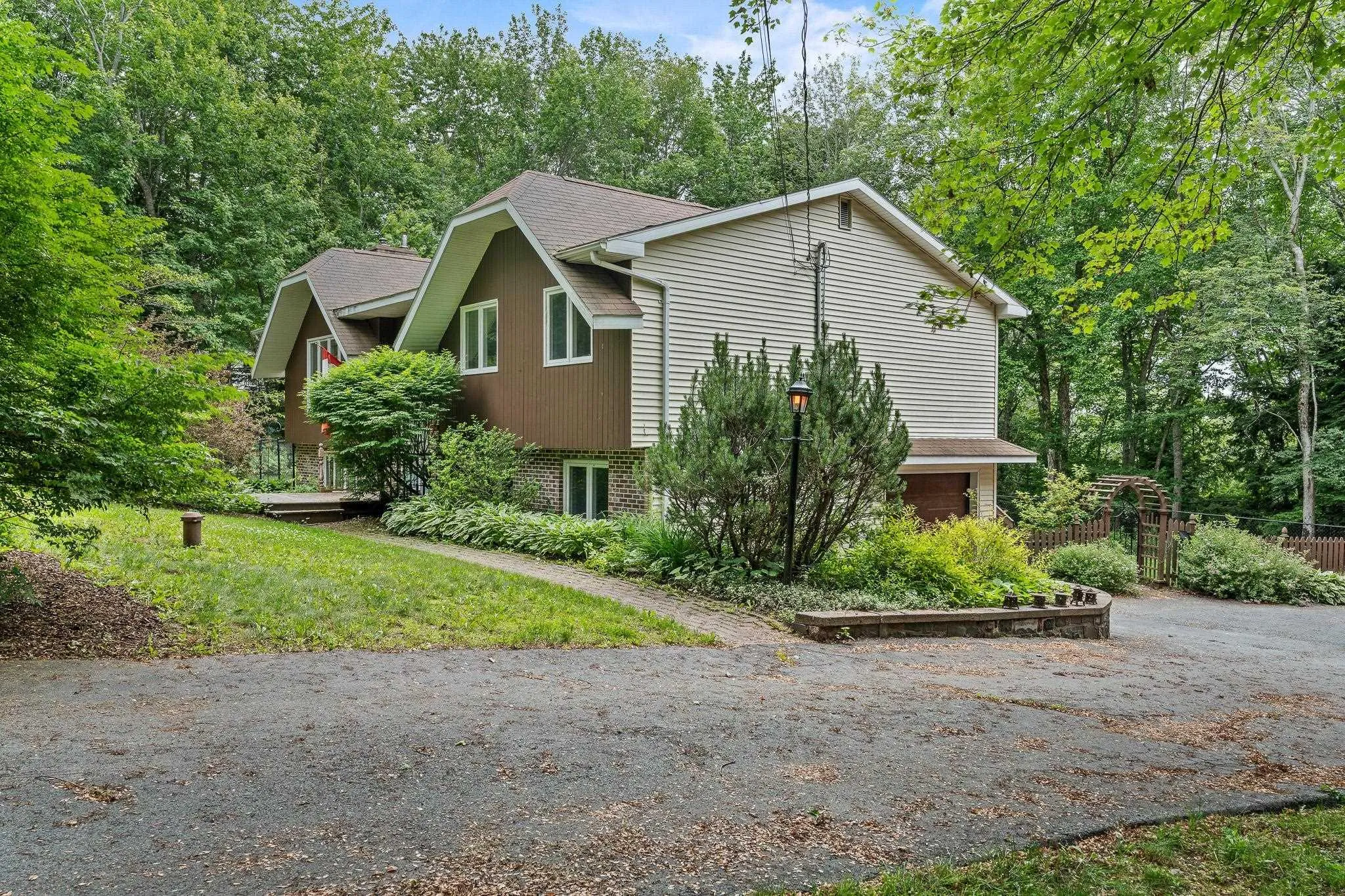 239 Howe Avenue, Fall River, NS B2T 1H7, 4 Bedrooms Bedrooms, ,3 BathroomsBathrooms,Residential,For Sale,Howe,202516405