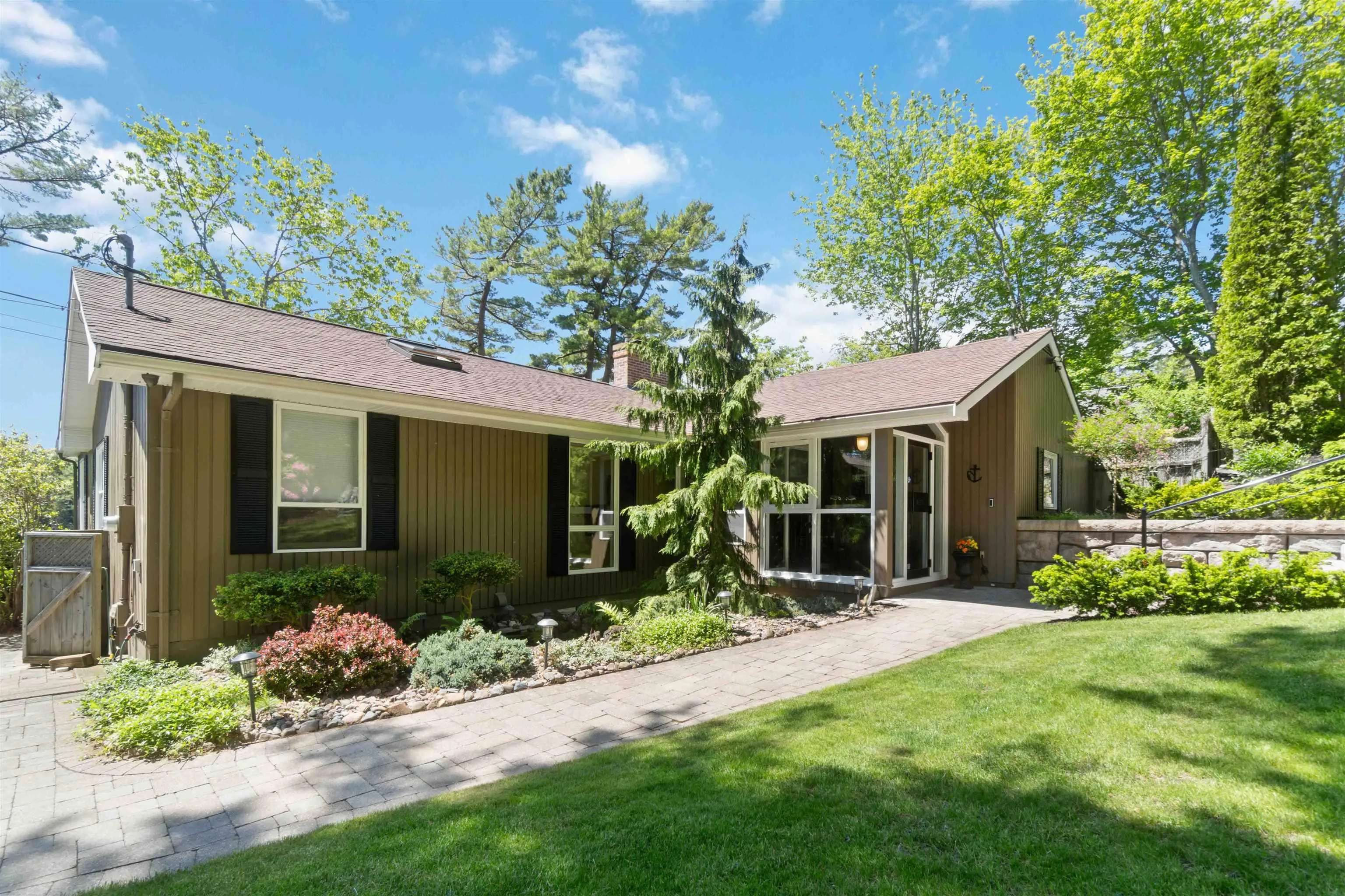 1077 Shore Drive, Bedford Ns B4a 2e6, 3 Bedrooms Bedrooms, ,3 BathroomsBathrooms,Residential,For Sale,Shore,202413677