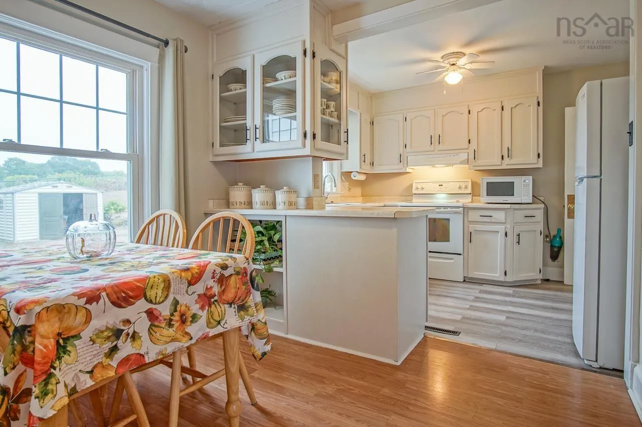 6 Comeau Avenue, Kentville, NS B4N 1P4, 4 Bedrooms Bedrooms, ,2 BathroomsBathrooms,Residential,For Sale,Comeau,202522790