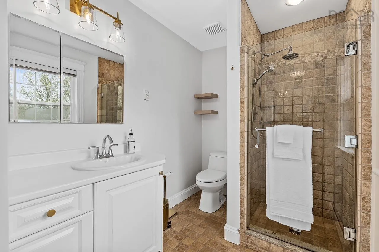 26 Centre Street, Bedford, NS B4A 2B2, 3 Bedrooms Bedrooms, ,4 BathroomsBathrooms,Residential,For Sale,Centre,202511847