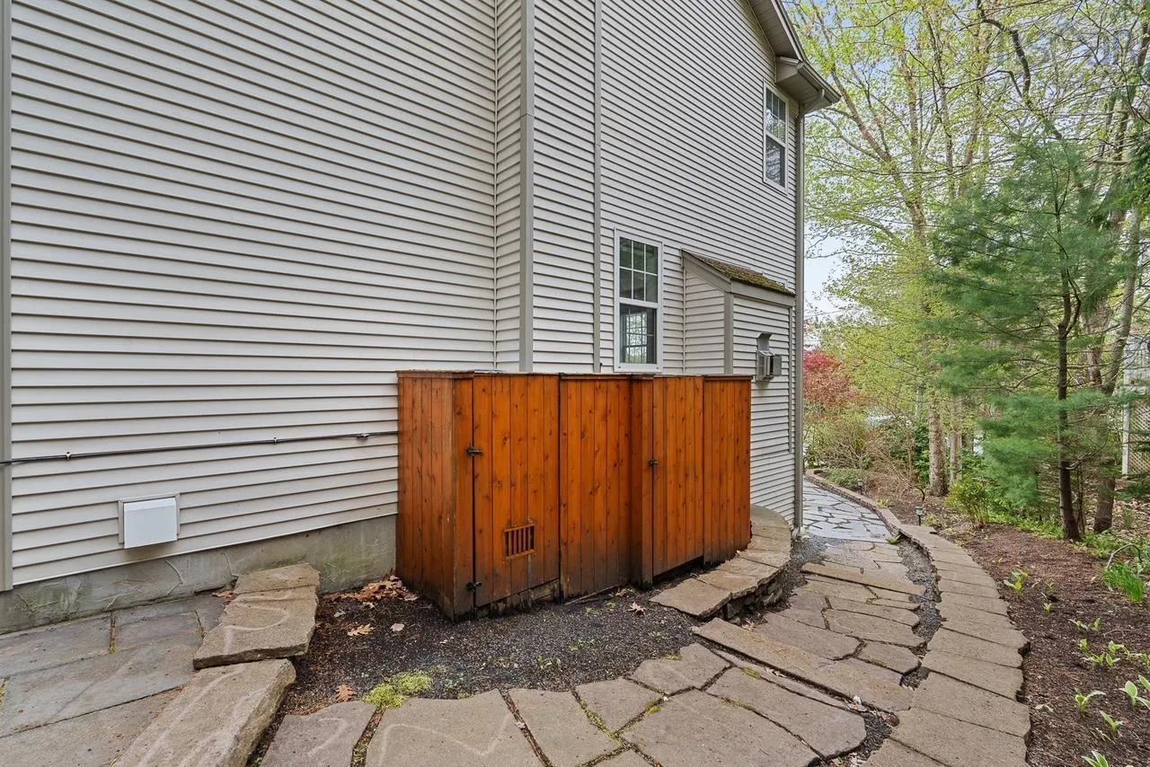 26 Centre Street, Bedford, NS B4A 2B2, 3 Bedrooms Bedrooms, ,4 BathroomsBathrooms,Residential,For Sale,Centre,202511847