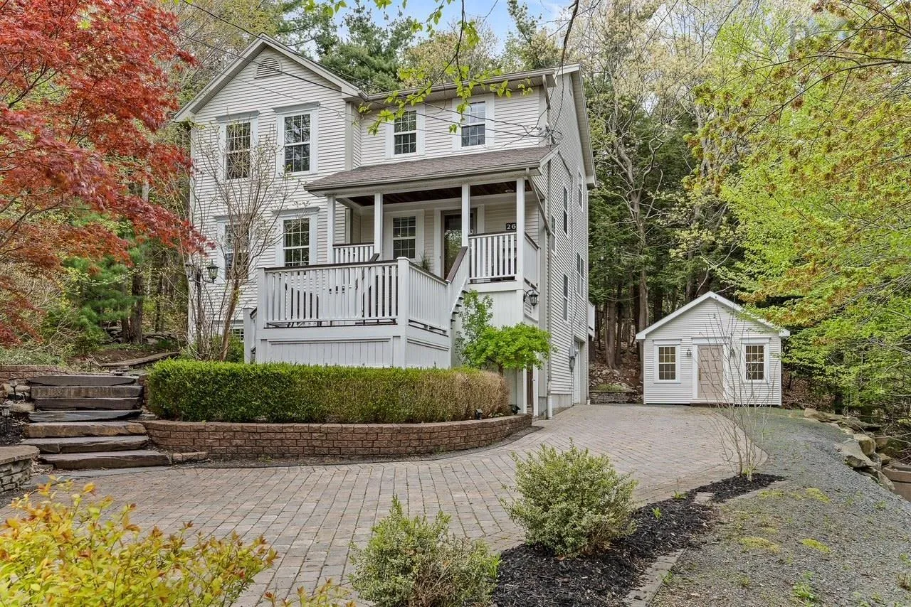 26 Centre Street, Bedford, NS B4A 2B2, 3 Bedrooms Bedrooms, ,4 BathroomsBathrooms,Residential,For Sale,Centre,202511847