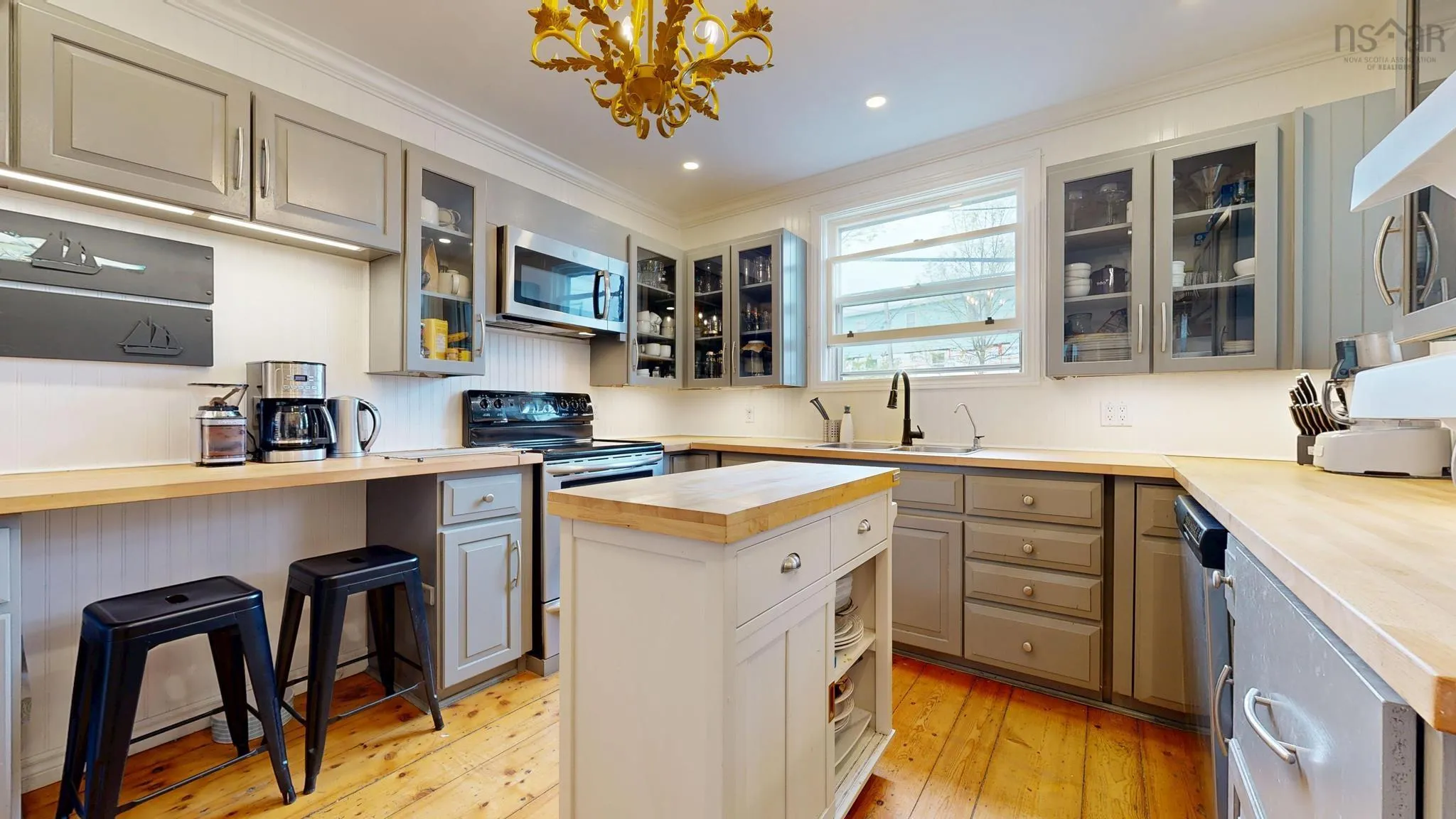 558 Main Street, Mahone Bay, NS B0J 2E0, 5 Bedrooms Bedrooms, ,5 BathroomsBathrooms,Residential,For Sale,Main,202512873