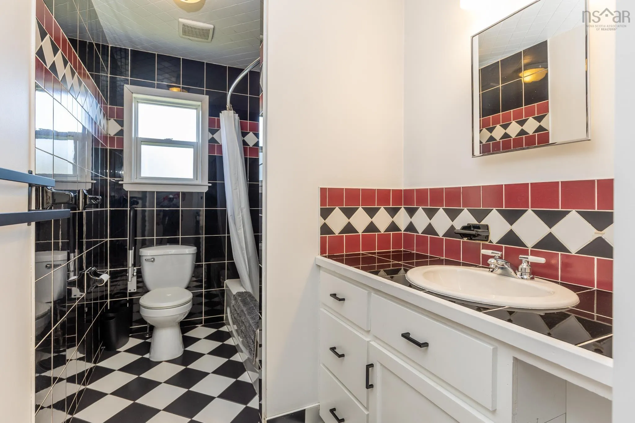 38 Beacon Street, Yarmouth, NS B5A 2W4, 4 Bedrooms Bedrooms, ,2 BathroomsBathrooms,Residential,For Sale,Beacon,202523727