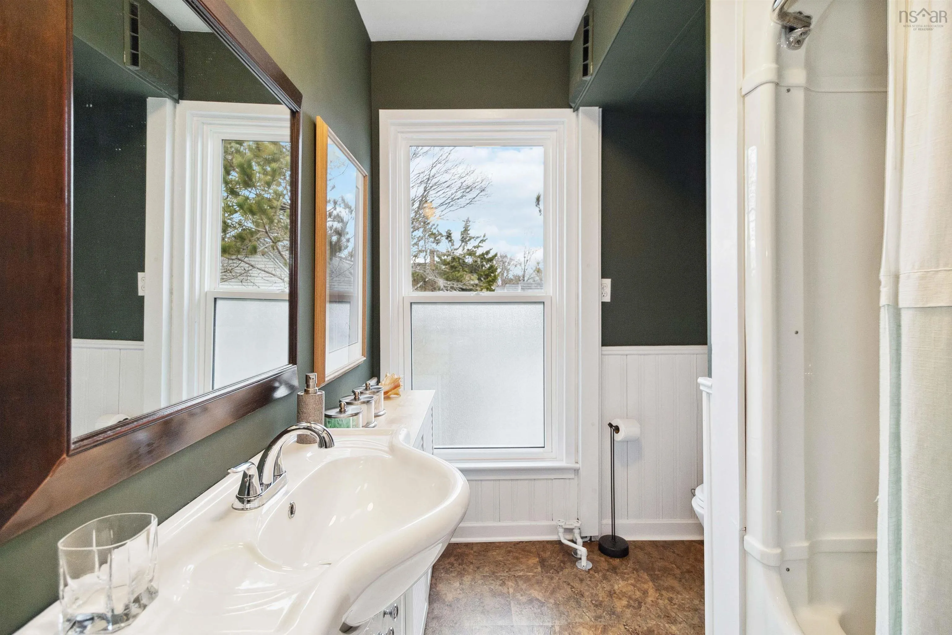 31 Main Street, Liverpool Ns B0t 1k0, 5 Bedrooms Bedrooms, ,Residential Income,For Sale,Main,202506611