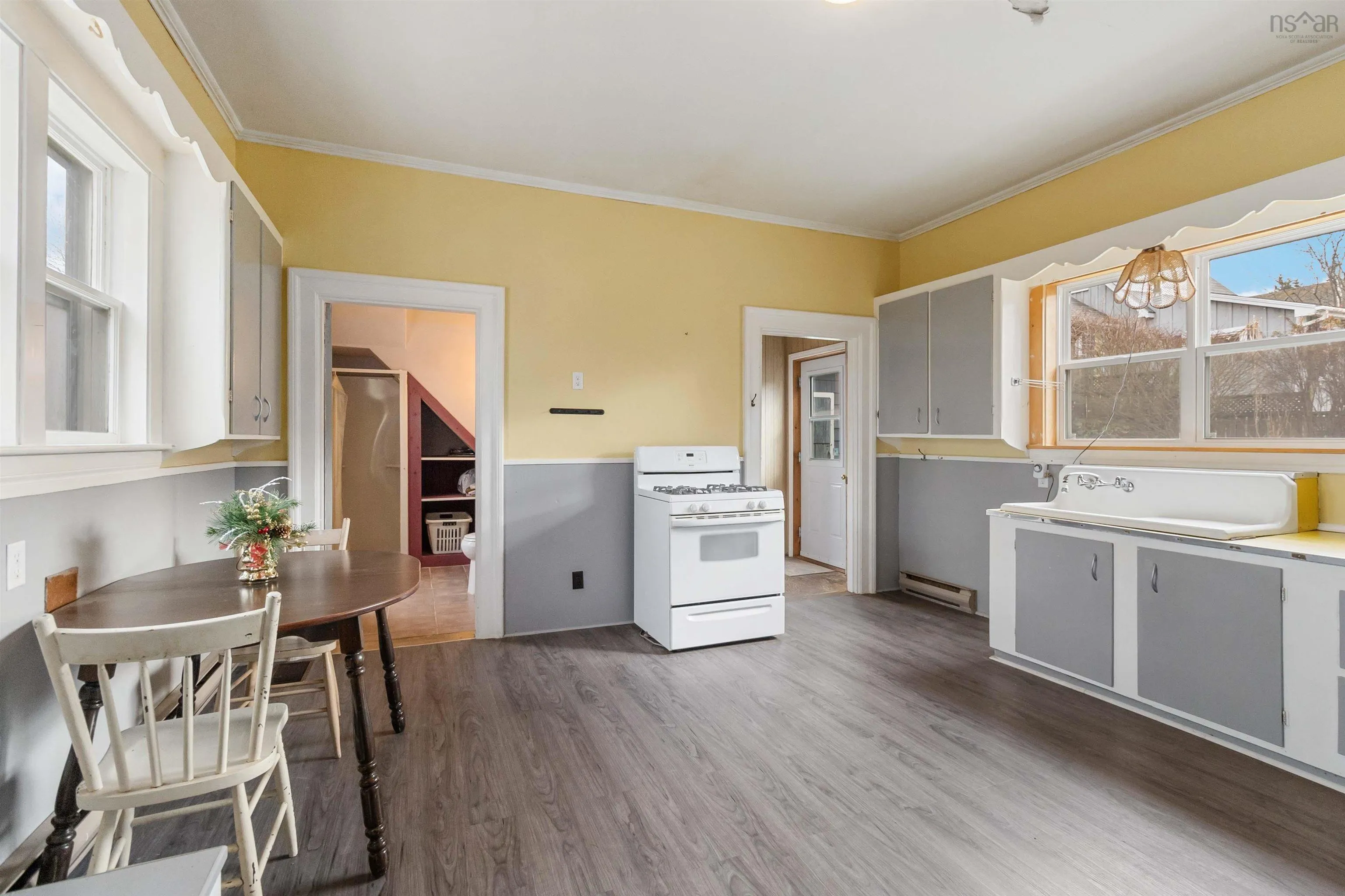 21 John Street, Lockeport Ns B0t 1l0, 9 Bedrooms Bedrooms, ,3 BathroomsBathrooms,Residential,For Sale,John,202509744