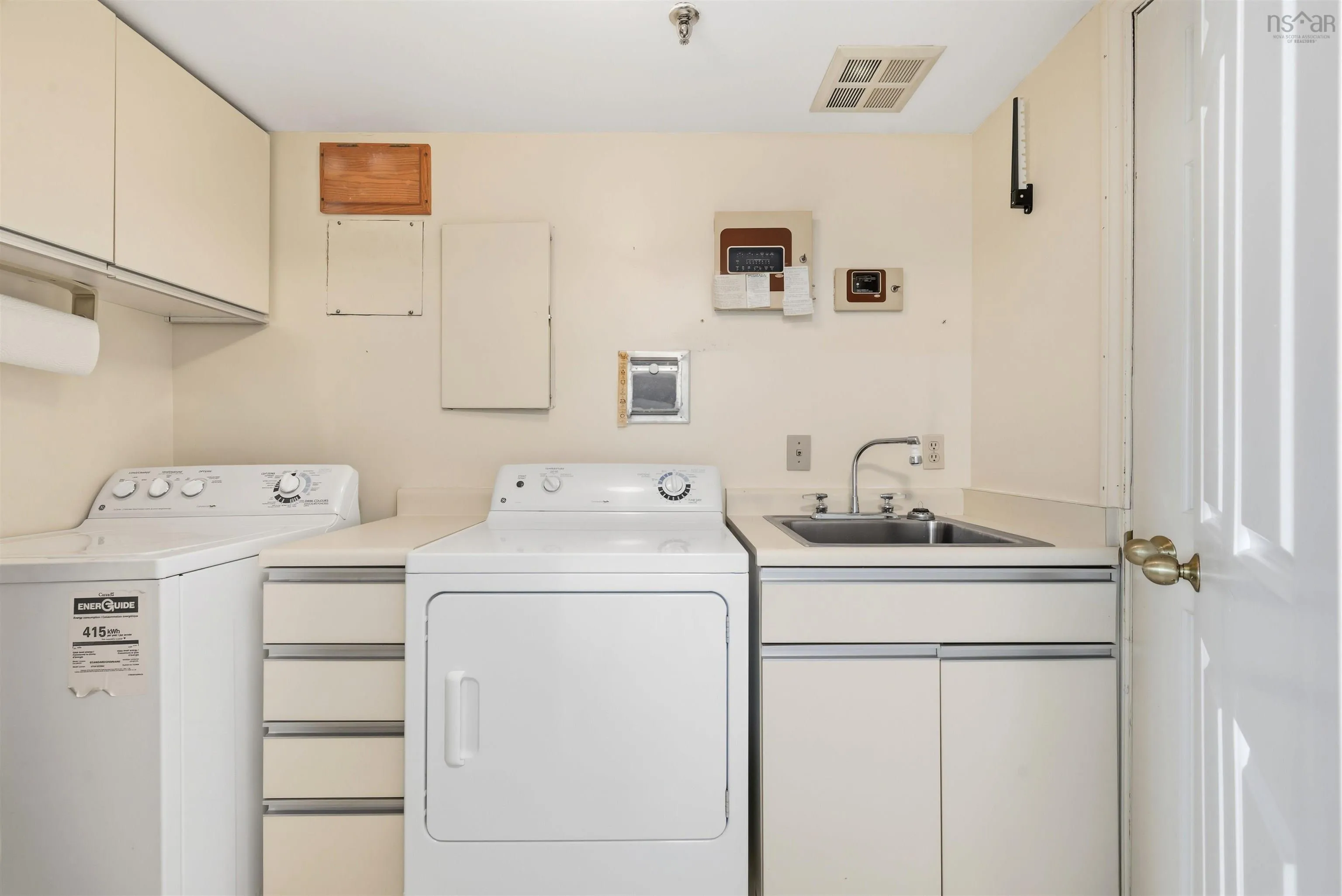 1 Prince Street, Dartmouth, NS B2Y 4L3, 2 Bedrooms Bedrooms, ,2 BathroomsBathrooms,Residential,For Sale,Prince,202525556