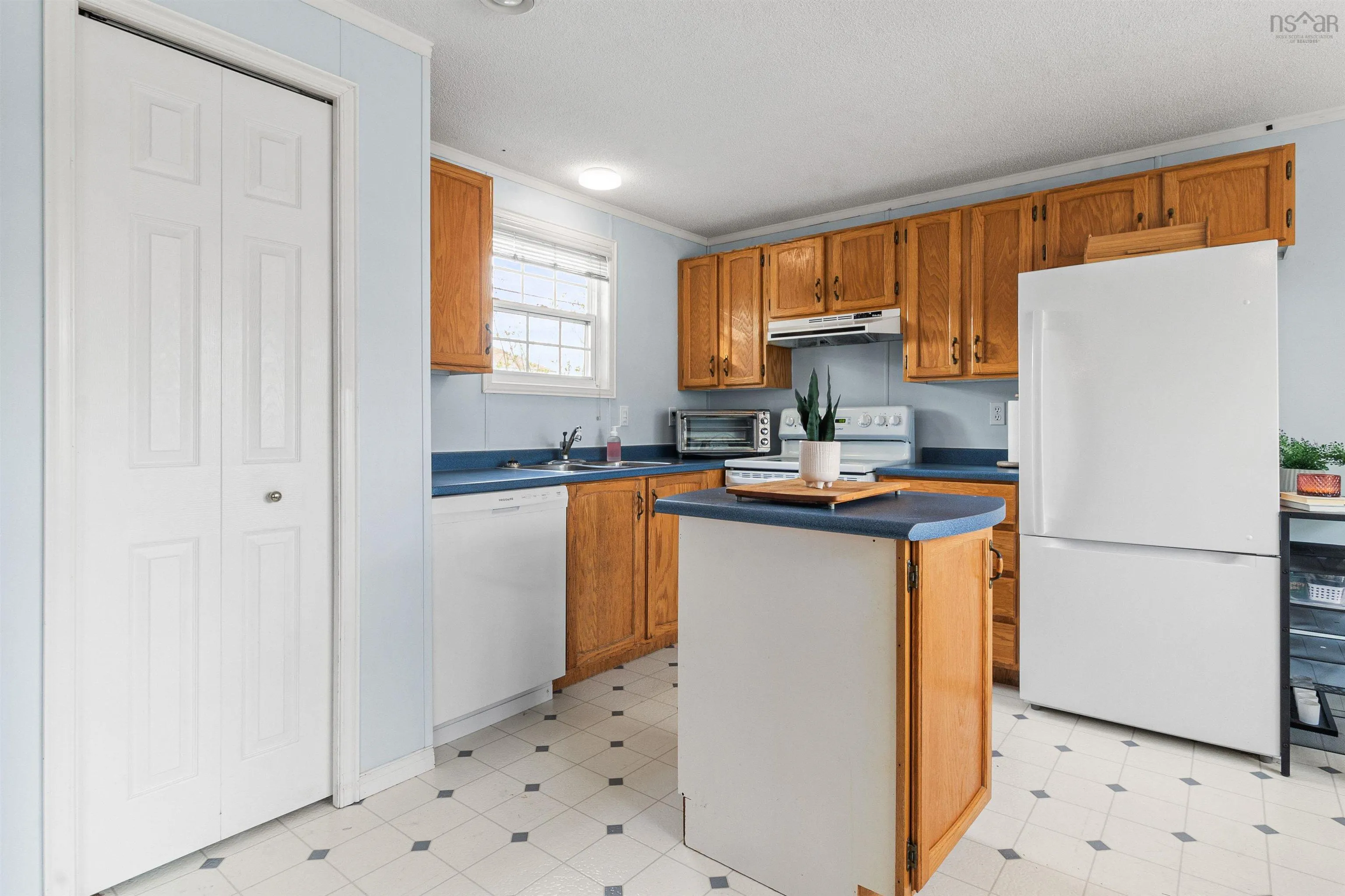 10 Apple Street, Dartmouth, NS B2W 4W2, 3 Bedrooms Bedrooms, ,1 BathroomBathrooms,Residential,For Sale,Apple,202512316