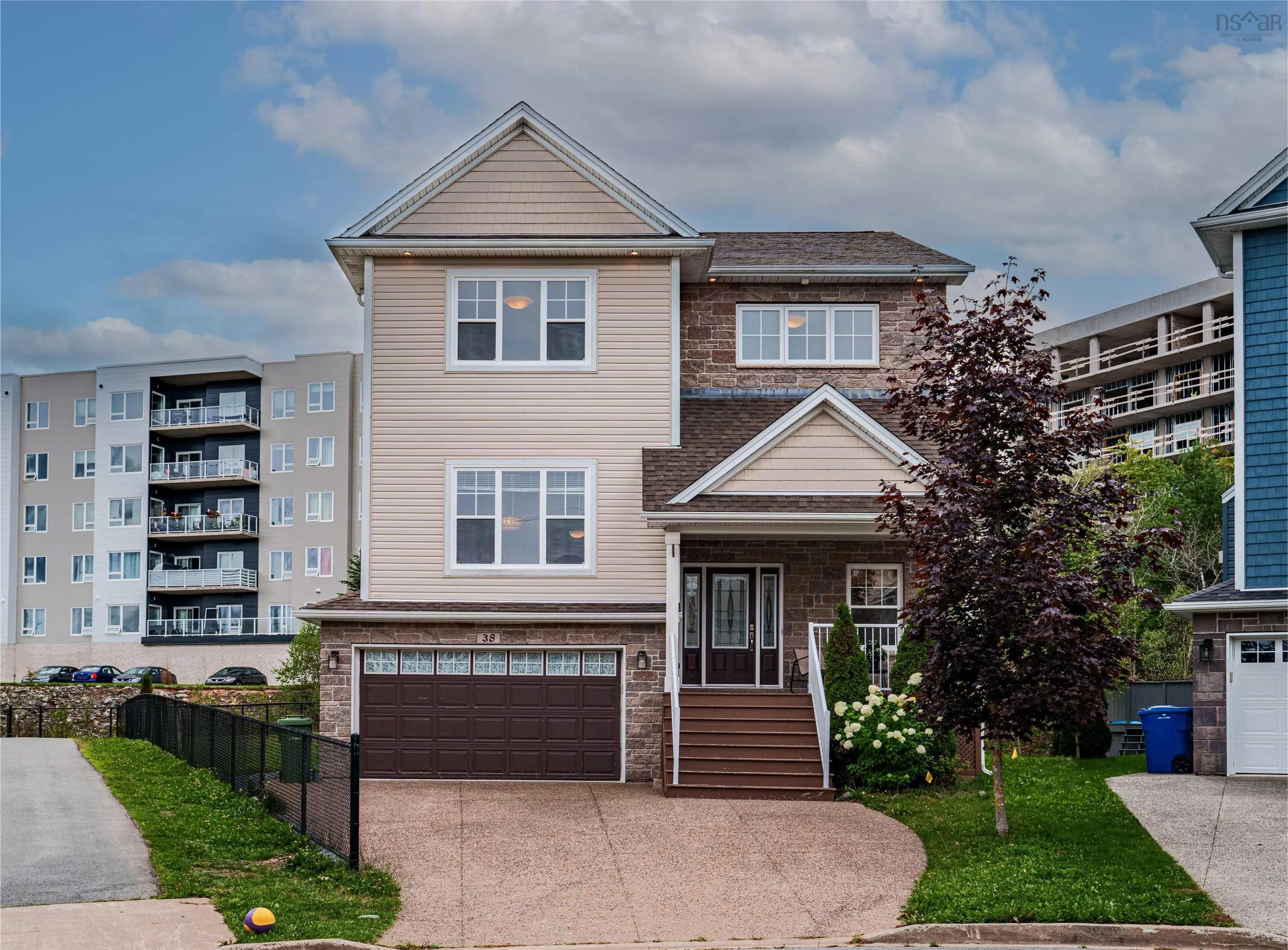 38 Lowther Lane, Bedford, NS B4B 0L6, 5 Bedrooms Bedrooms, ,4 BathroomsBathrooms,Residential,For Sale,Lowther,202522987