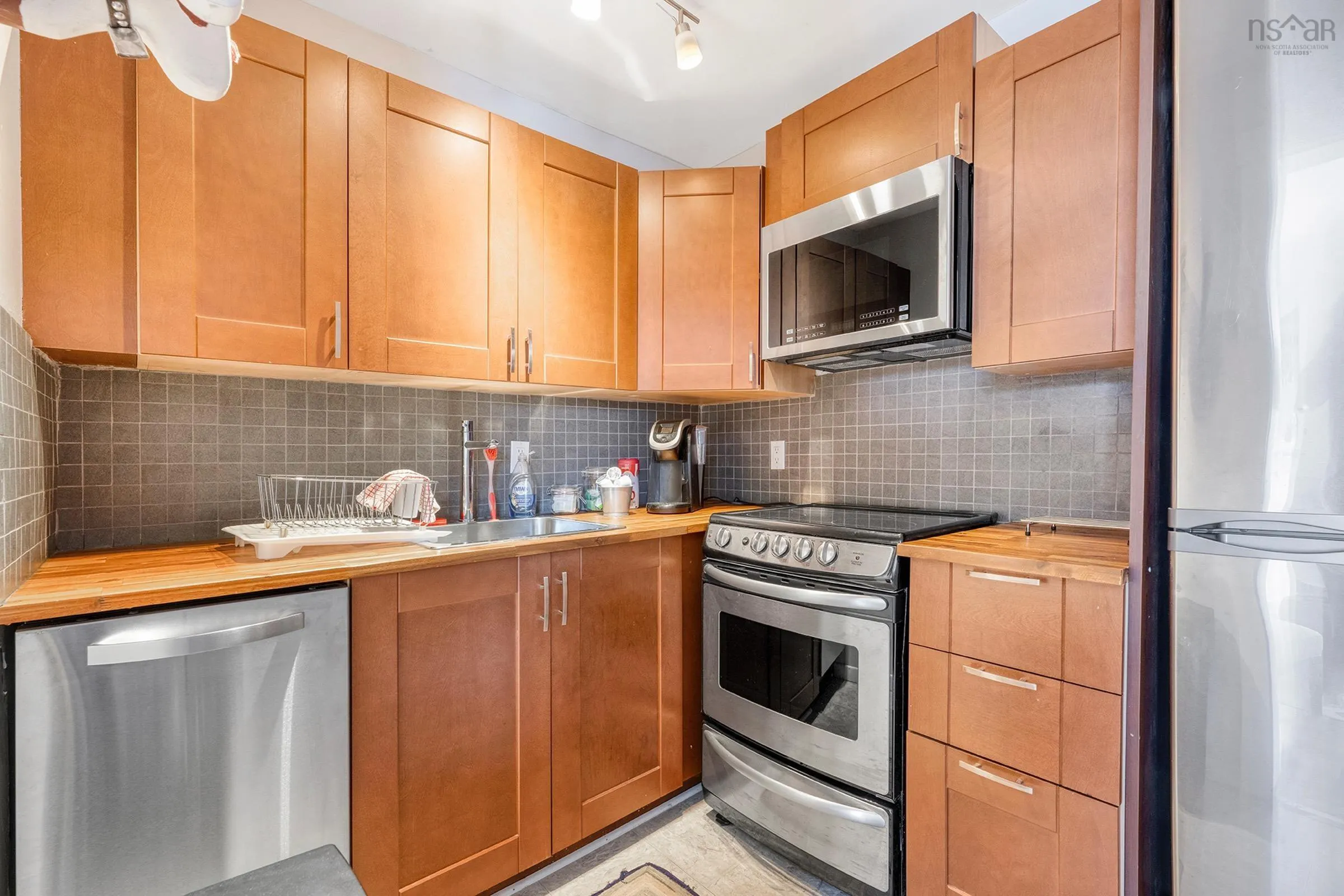 145 Lincoln Street, Lunenburg Ns B0j 2c0, 6 Bedrooms Bedrooms, ,Residential Income,For Sale,Lincoln,202413227