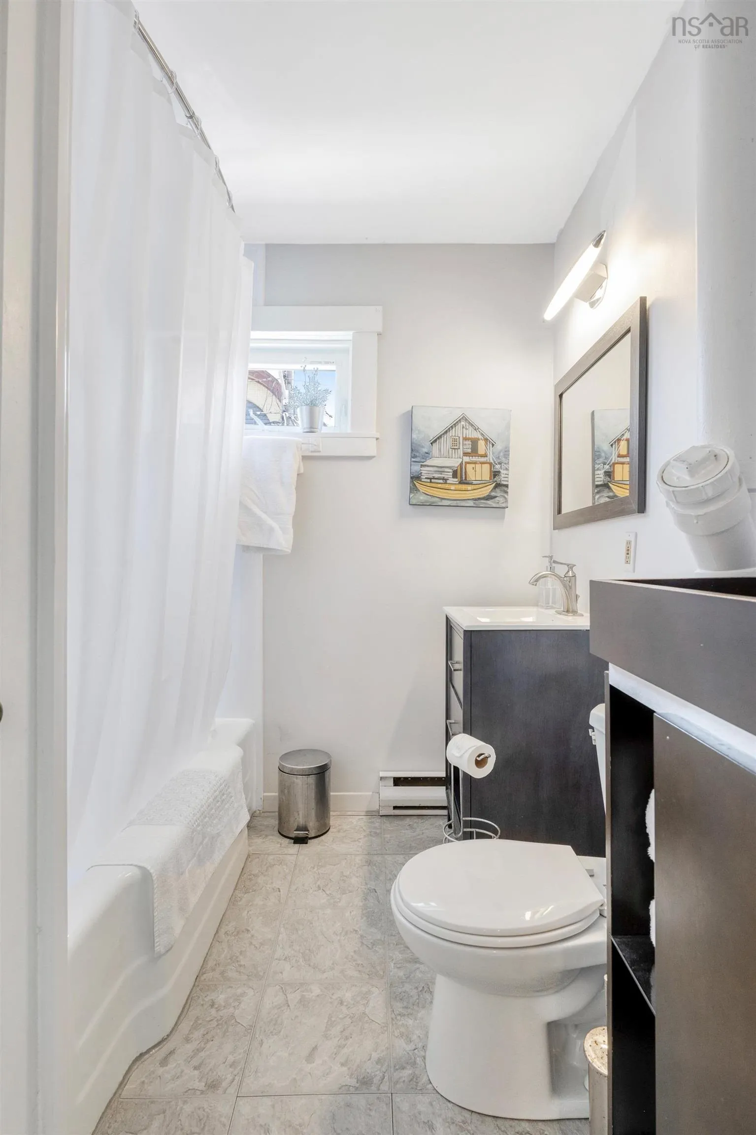 145 Lincoln Street, Lunenburg Ns B0j 2c0, 6 Bedrooms Bedrooms, ,Residential Income,For Sale,Lincoln,202413227