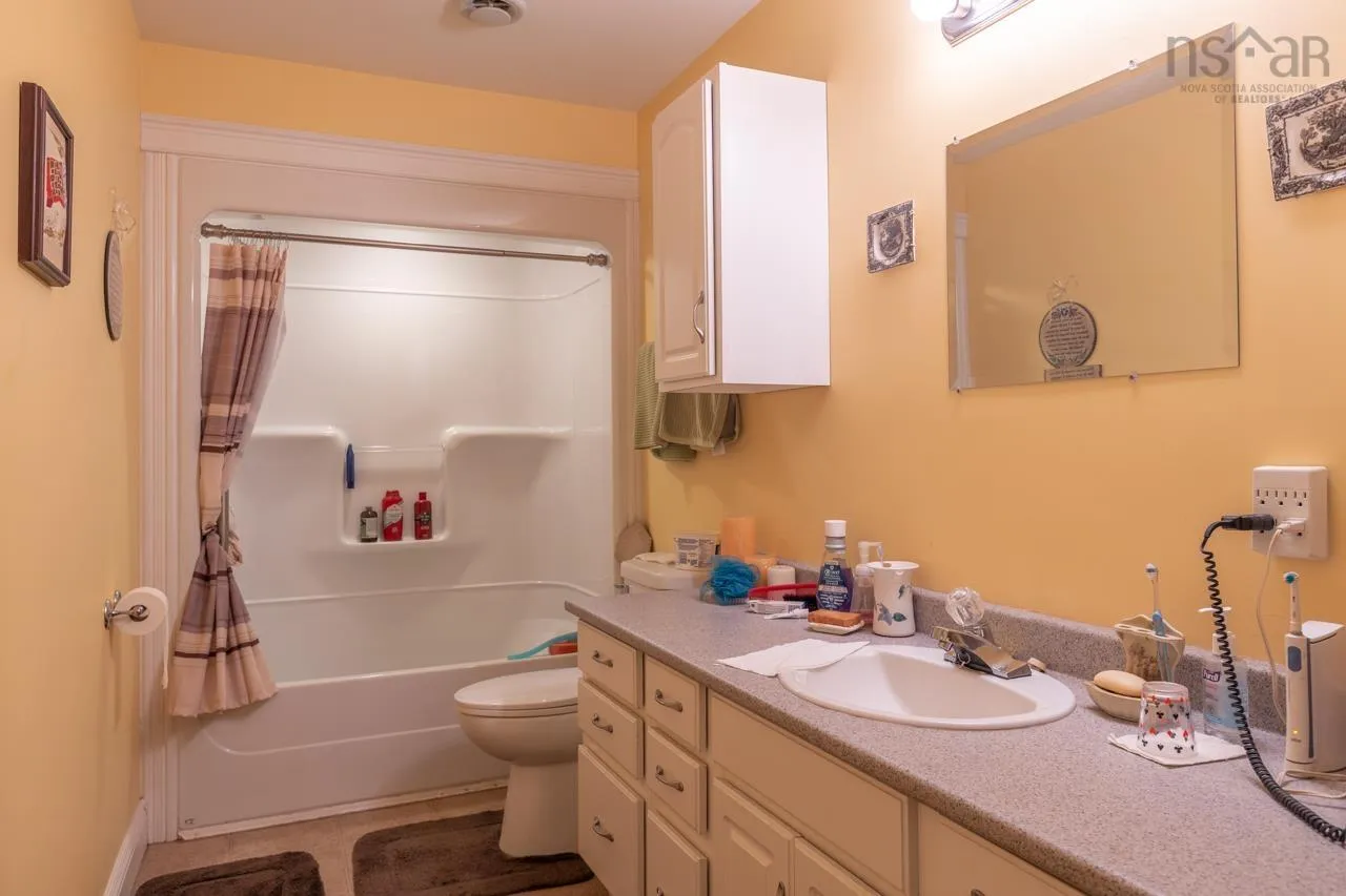 42-44 Bellmont Avenue, North Chegoggin Ns B5a 5k5, 5 Bedrooms Bedrooms, ,Residential Income,For Sale,Bellmont,202406268
