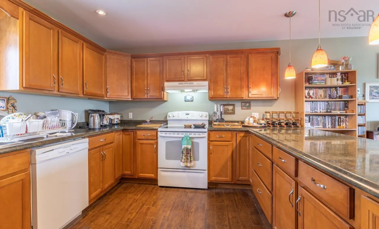 42-44 Bellmont Avenue, North Chegoggin Ns B5a 5k5, 5 Bedrooms Bedrooms, ,Residential Income,For Sale,Bellmont,202406268