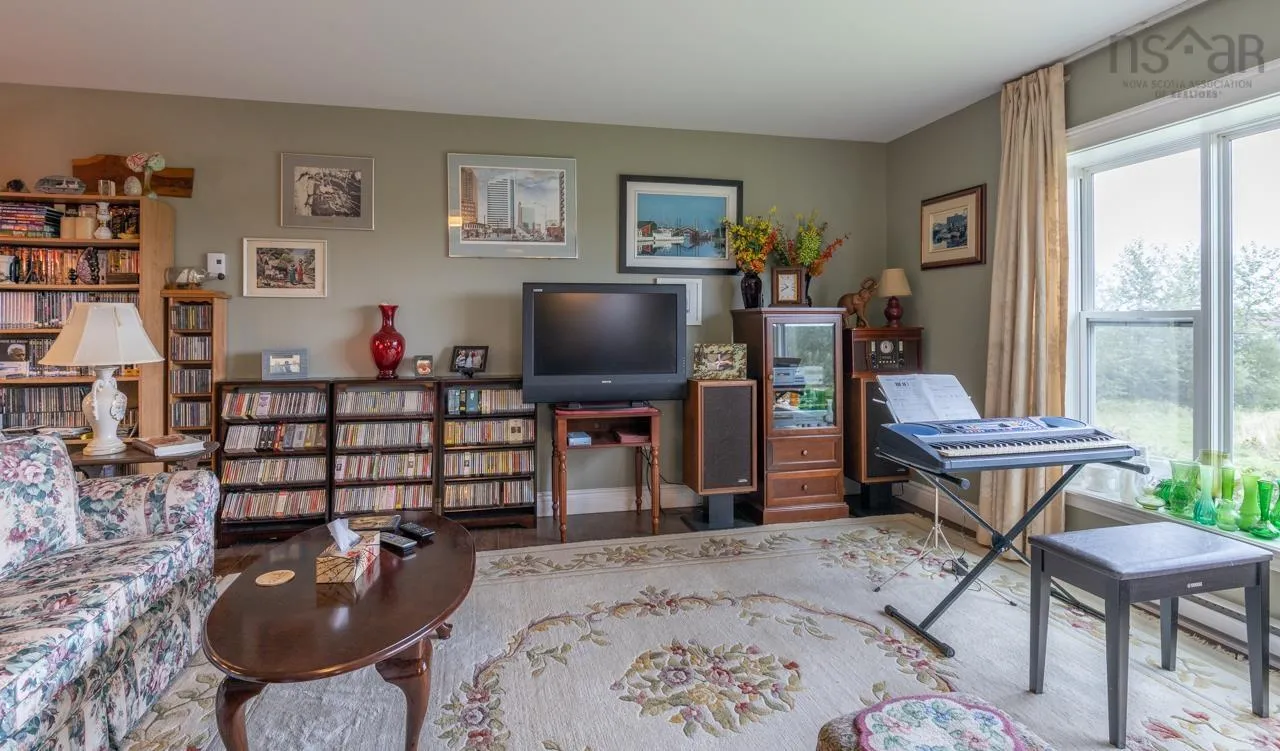42-44 Bellmont Avenue, North Chegoggin Ns B5a 5k5, 5 Bedrooms Bedrooms, ,Residential Income,For Sale,Bellmont,202406268