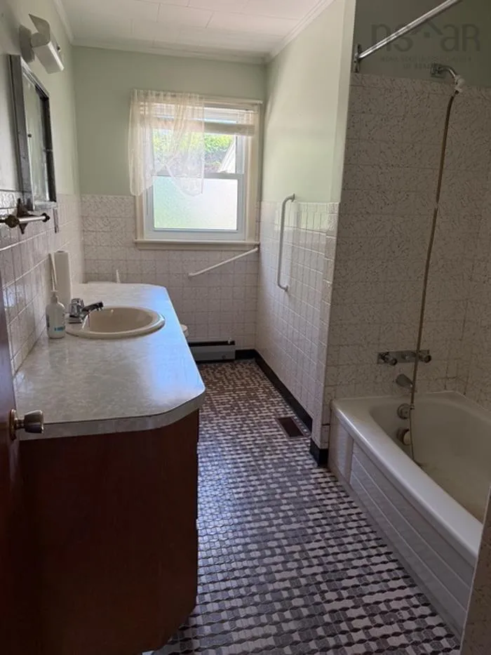 14 Linden Avenue, Bridgewater, NS B4V 1J6, 3 Bedrooms Bedrooms, ,1 BathroomBathrooms,Residential,For Sale,Linden,202517504