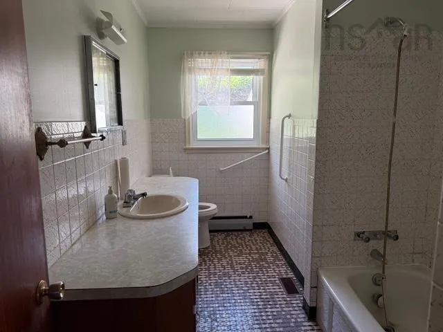 14 Linden Avenue, Bridgewater, NS B4V 1J6, 3 Bedrooms Bedrooms, ,1 BathroomBathrooms,Residential,For Sale,Linden,202517504