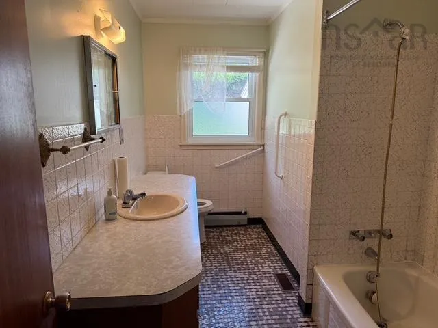 14 Linden Avenue, Bridgewater, NS B4V 1J6, 3 Bedrooms Bedrooms, ,1 BathroomBathrooms,Residential,For Sale,Linden,202517504