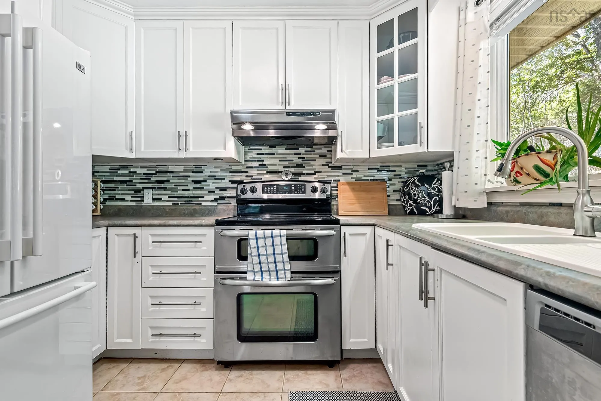 216 High Street, Bedford, NS B4A 1M6, 3 Bedrooms Bedrooms, ,2 BathroomsBathrooms,Residential,For Sale,High,202523943