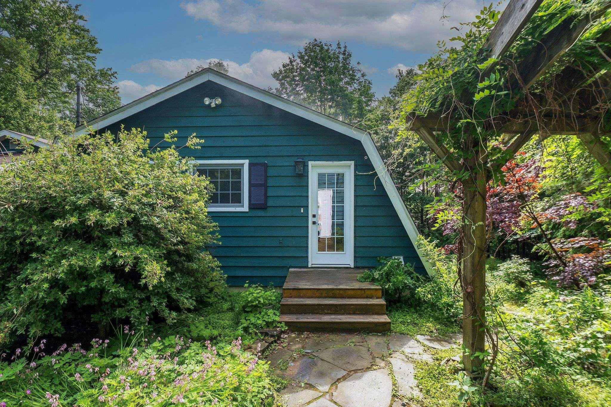 333/335 Kings Road, Wellington, NS B2T 1A2, 5 Bedrooms Bedrooms, ,3 BathroomsBathrooms,Residential,For Sale,Kings,202516599