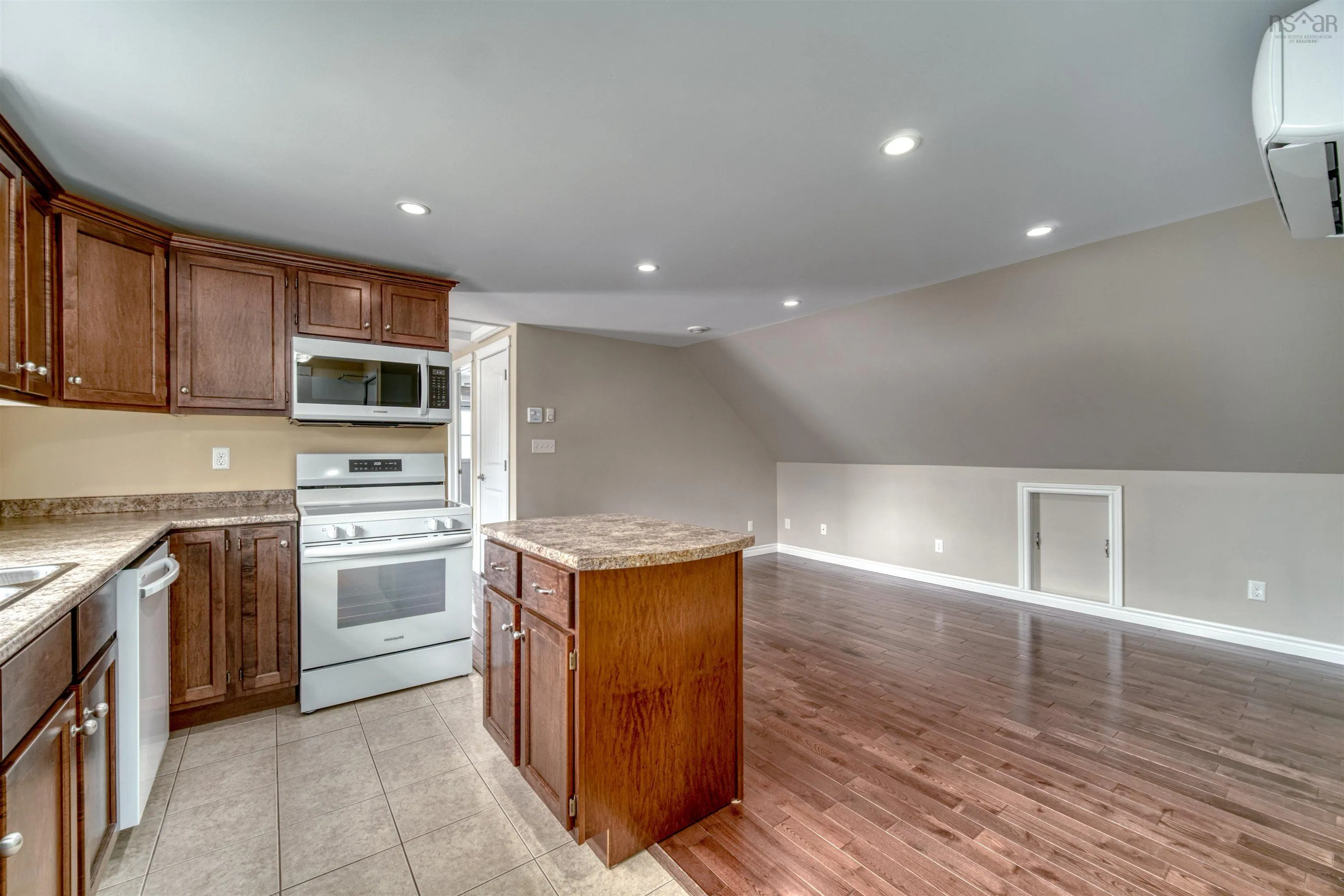 2993 Lovett Road, Coldbrook, NS B0P 1J0, 2 Bedrooms Bedrooms, ,2 BathroomsBathrooms,Residential,For Sale,Lovett Road,202516438