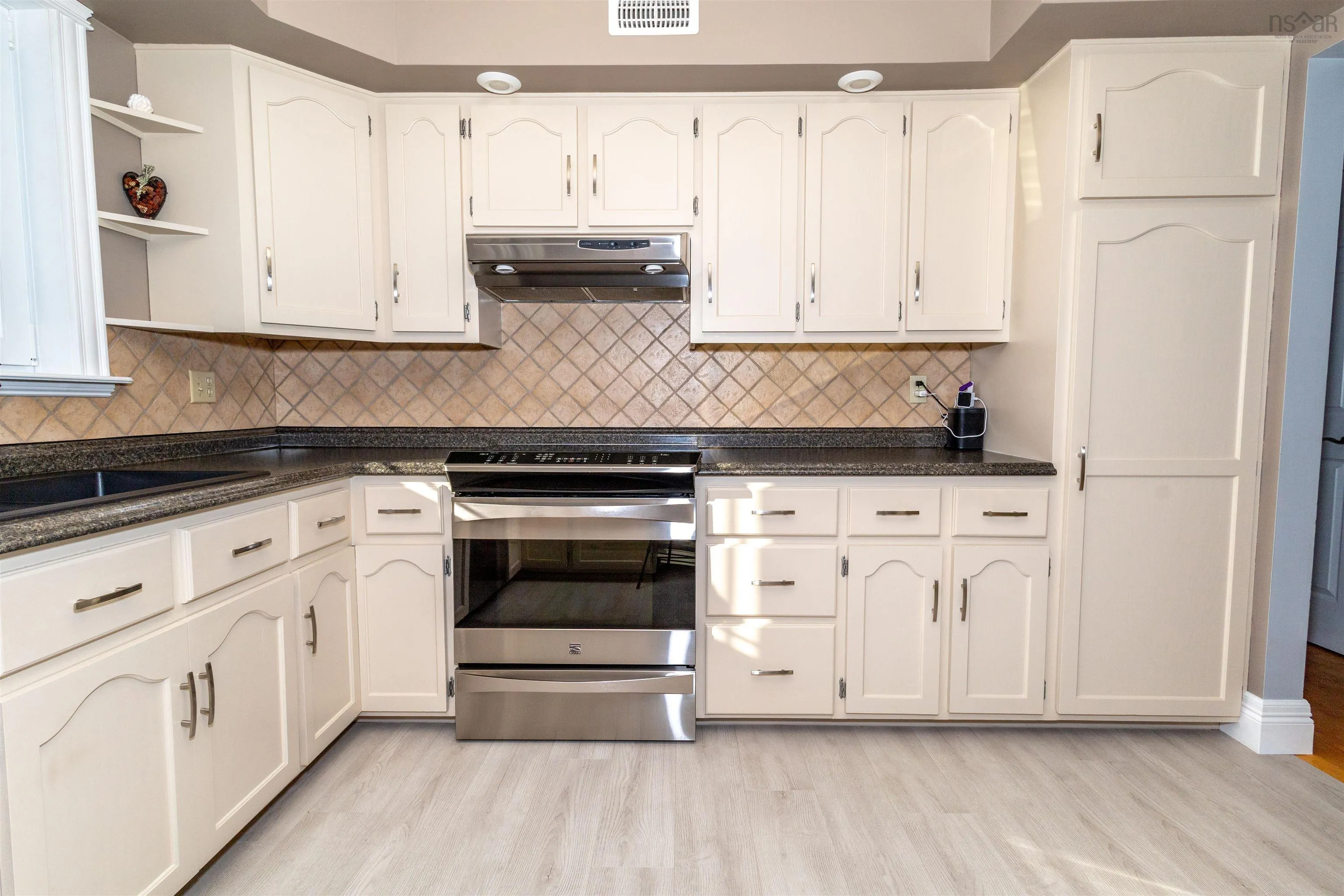 8472 West Bay Road, Sampsonville, NS B0E 3B0, 5 Bedrooms Bedrooms, ,2 BathroomsBathrooms,Residential,For Sale,West Bay,202513191