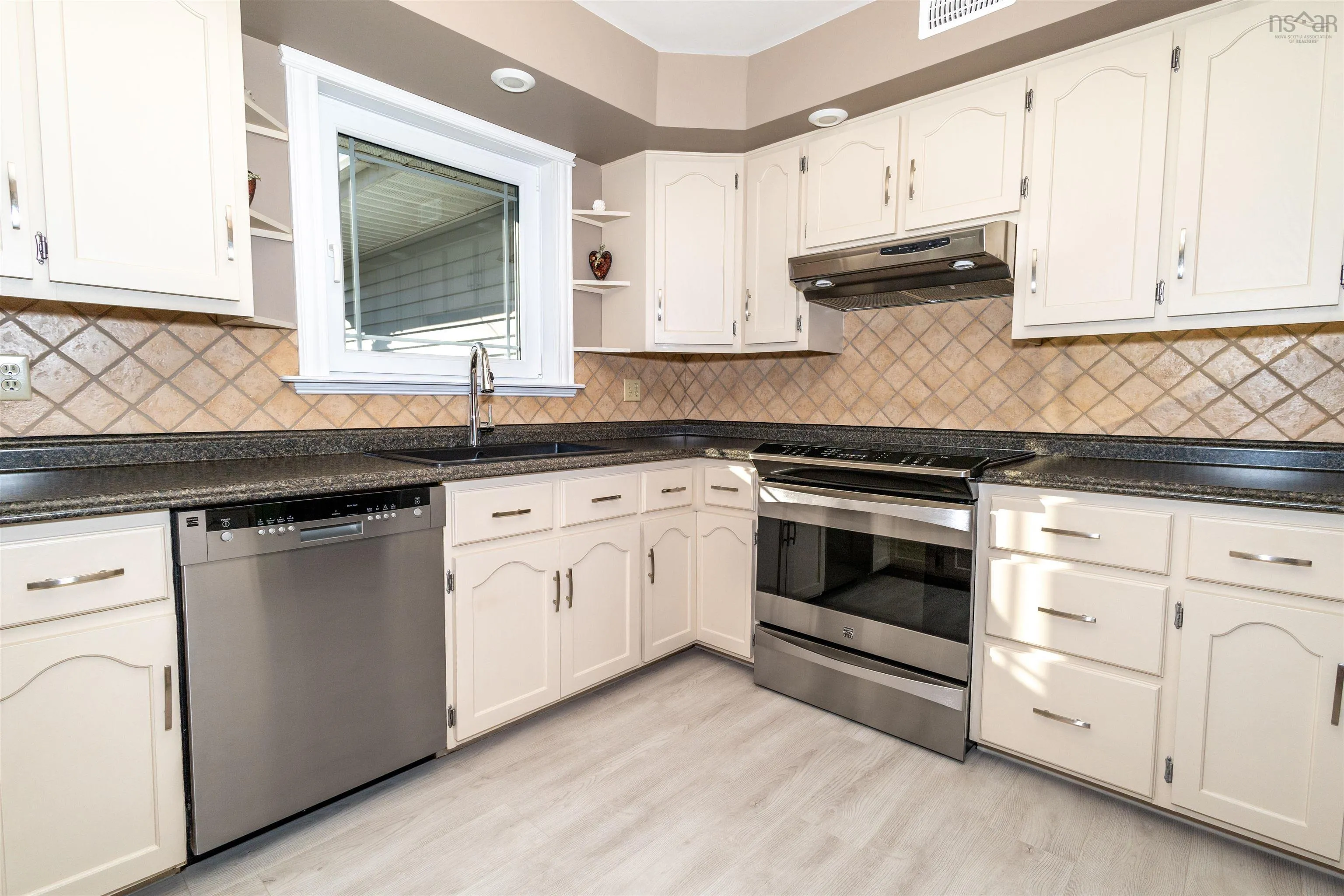 8472 West Bay Road, Sampsonville, NS B0E 3B0, 5 Bedrooms Bedrooms, ,2 BathroomsBathrooms,Residential,For Sale,West Bay,202513191