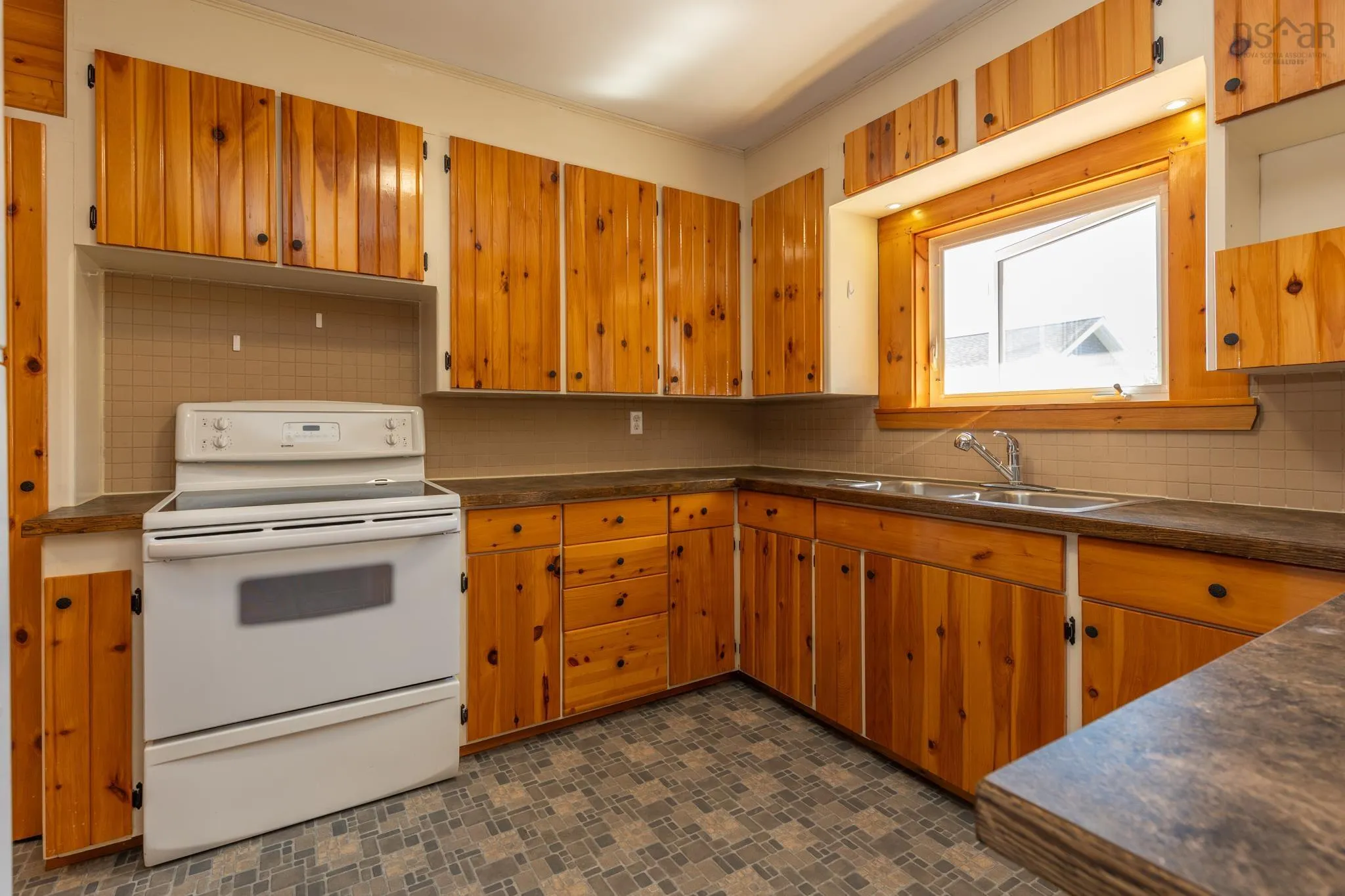 11 Hood Crescent, Yarmouth, NS B5A 4H6, 3 Bedrooms Bedrooms, ,2 BathroomsBathrooms,Residential,For Sale,Hood,202523617