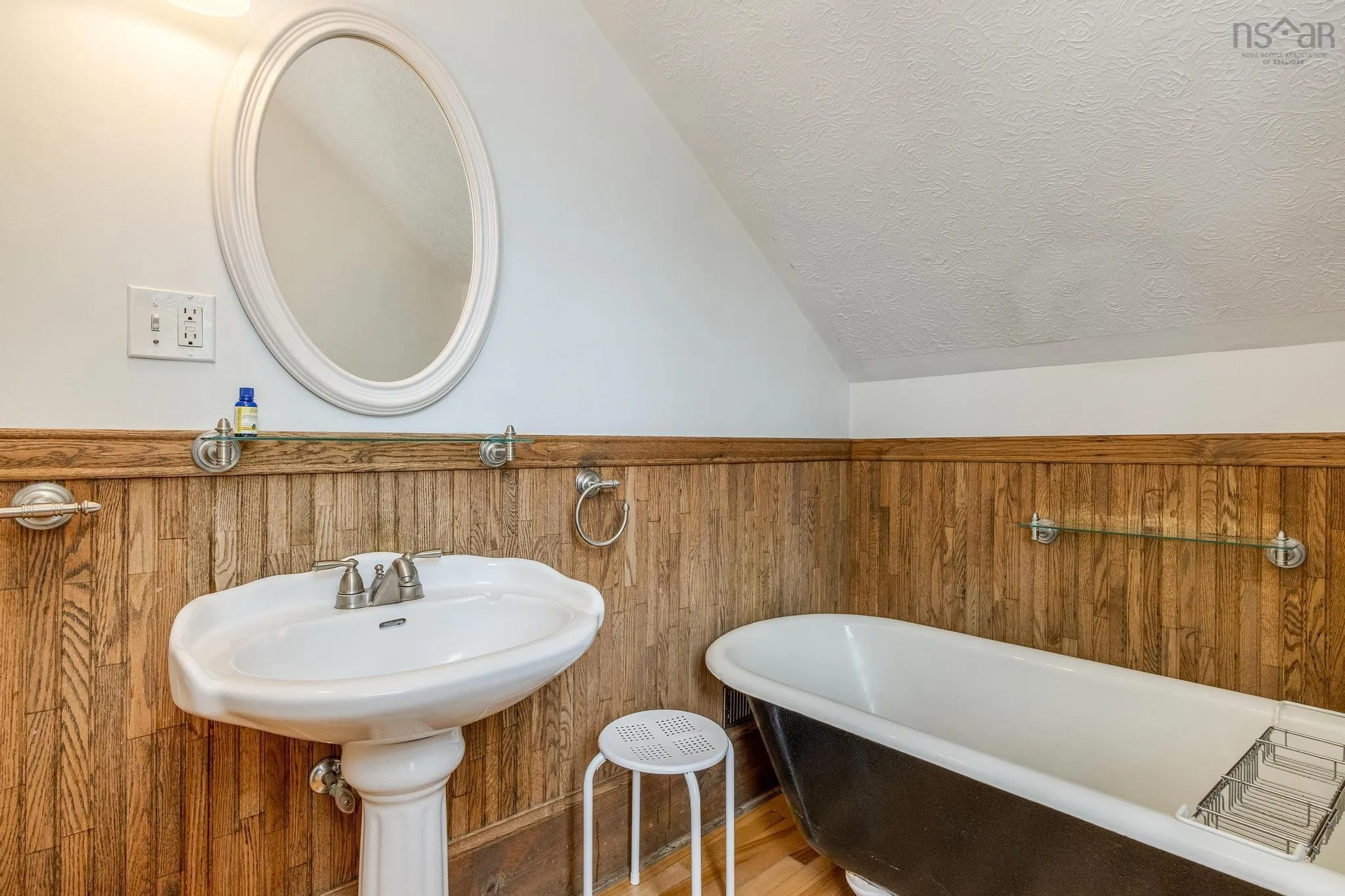 57 Crescent Avenue, Kentville, NS B4N 1R1, 4 Bedrooms Bedrooms, ,2 BathroomsBathrooms,Residential,For Sale,Crescent,202520790