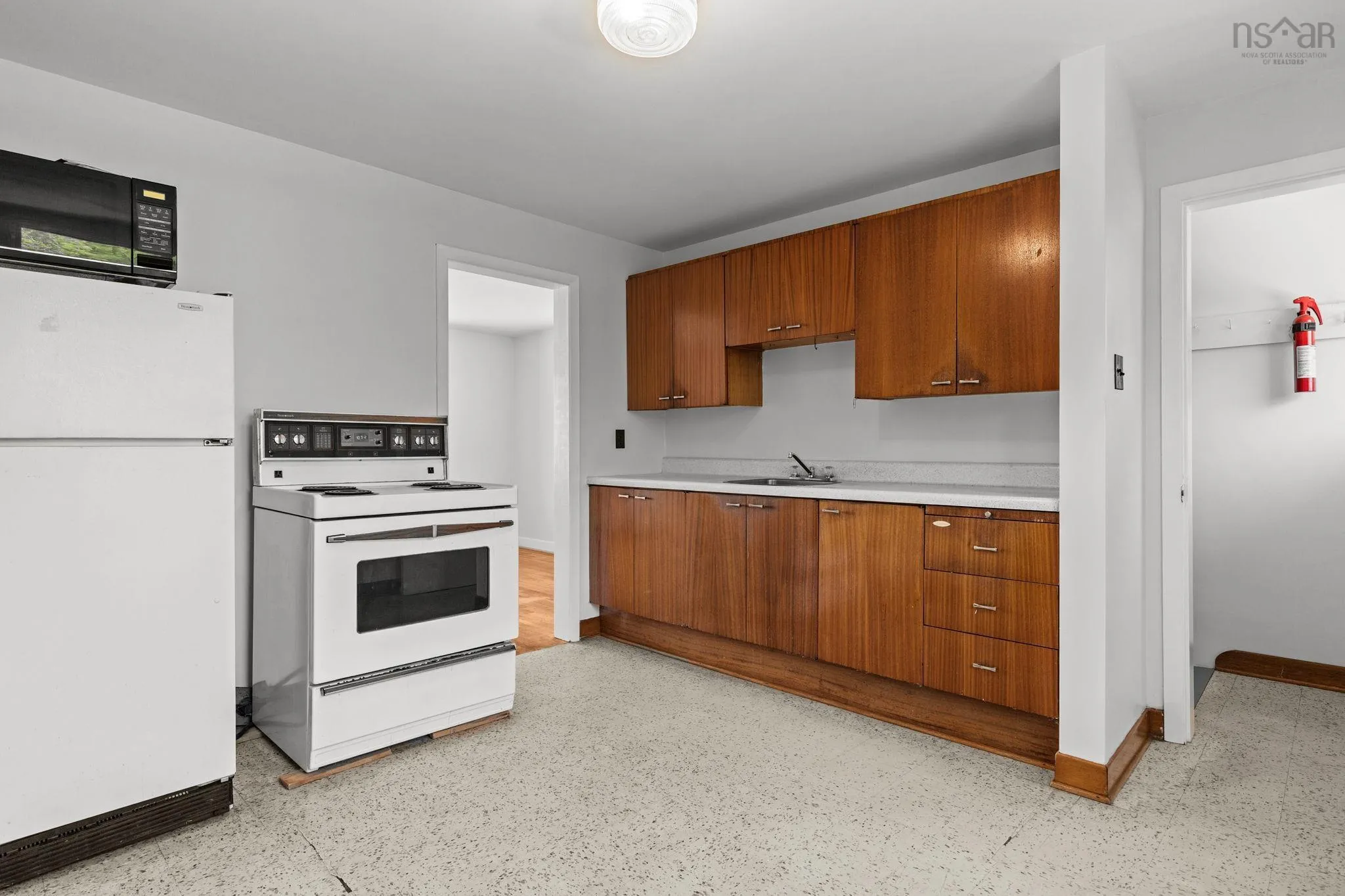 13 Glenmont Avenue, Bedford, NS B4A 1H1, 3 Bedrooms Bedrooms, ,1 BathroomBathrooms,Residential,For Sale,Glenmont,202520770