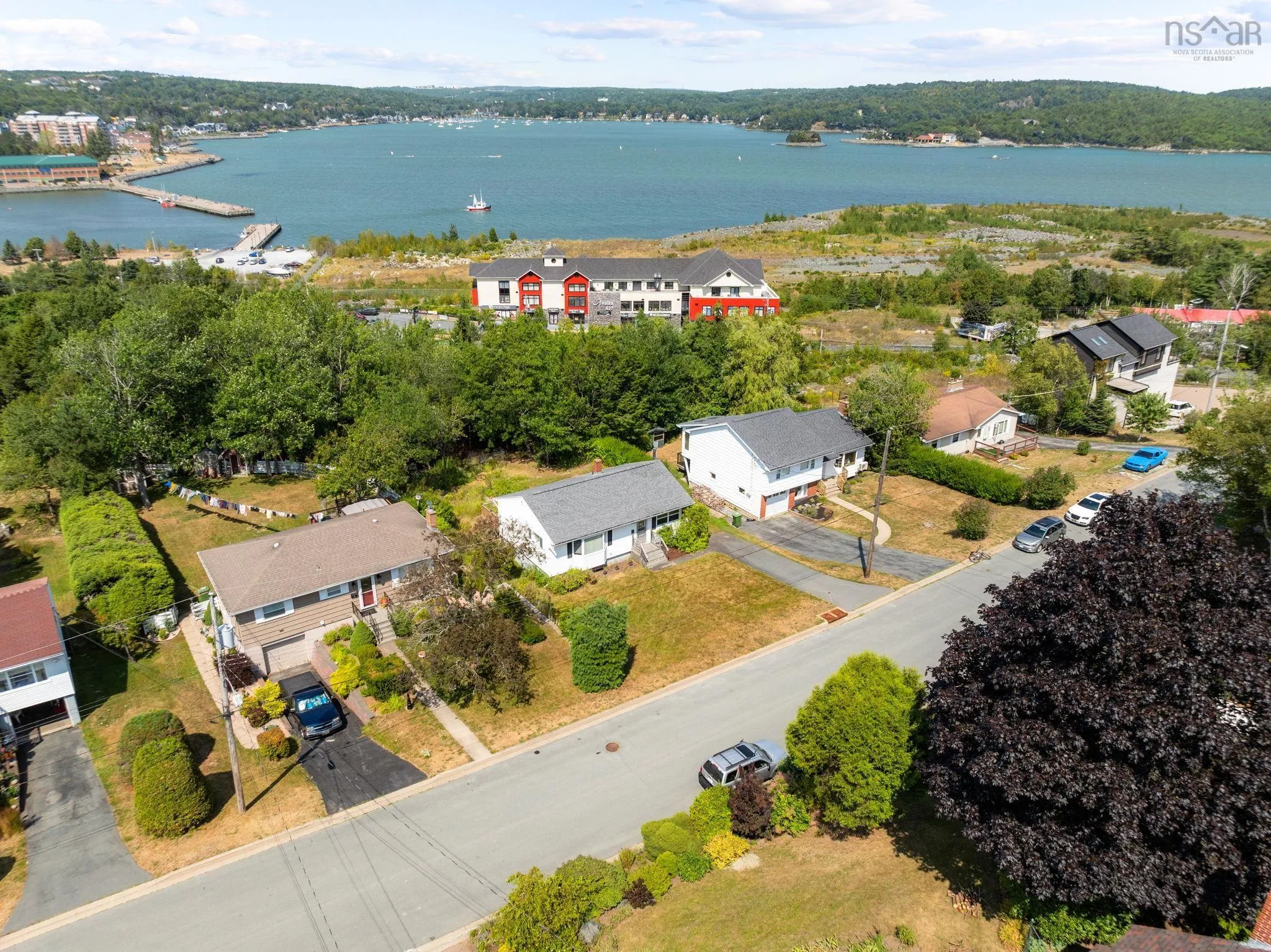 13 Glenmont Avenue, Bedford, NS B4A 1H1, 3 Bedrooms Bedrooms, ,1 BathroomBathrooms,Residential,For Sale,Glenmont,202520770