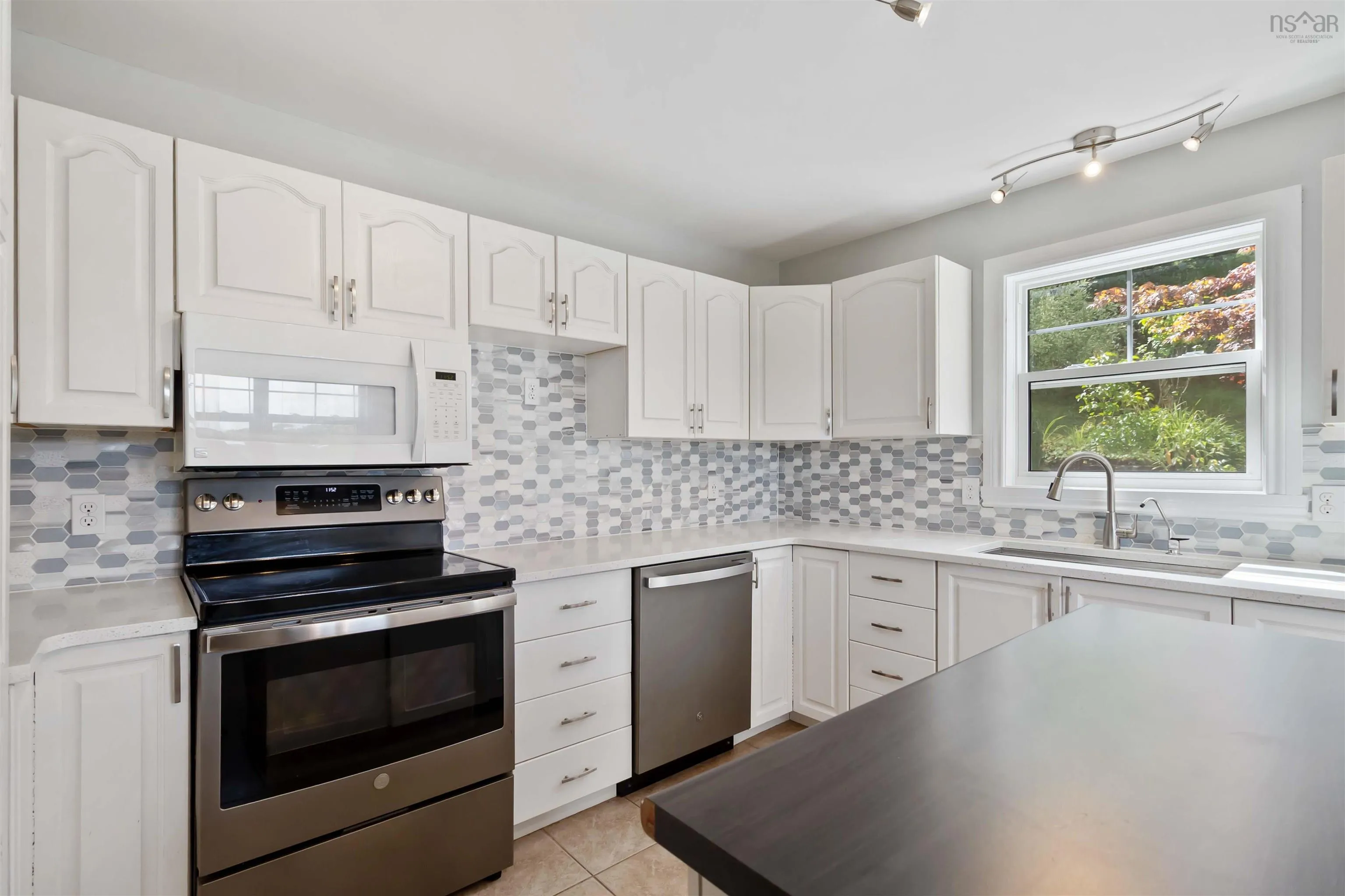 28 Flinns Hill, Bedford, NS B4A 3S8, 4 Bedrooms Bedrooms, ,3 BathroomsBathrooms,Residential,For Sale,Flinns Hill,202522996
