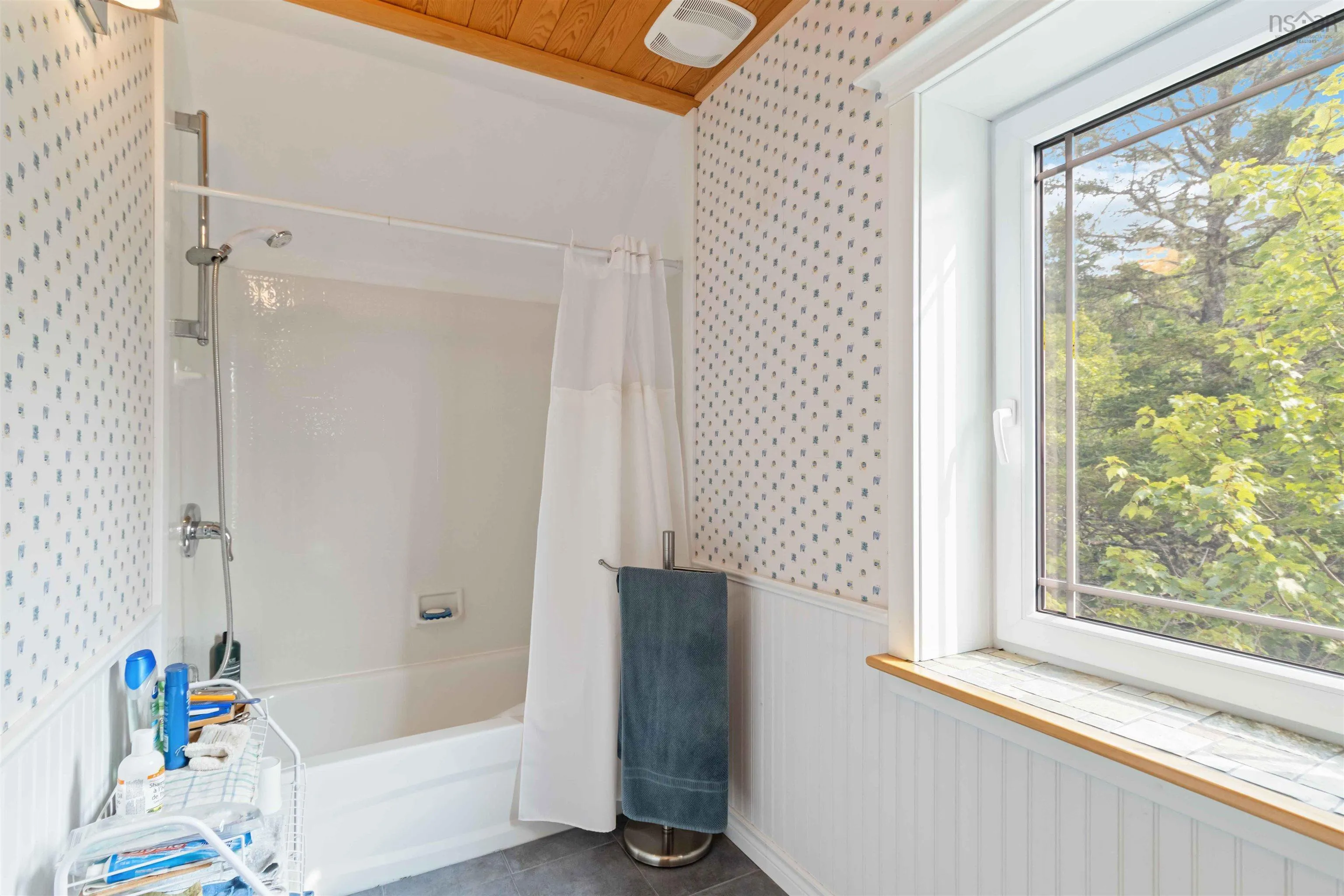40 Big Rock Lane, East Chester, NS B0J 1J0, 2 Bedrooms Bedrooms, ,3 BathroomsBathrooms,Residential,For Sale,Big Rock,202519850