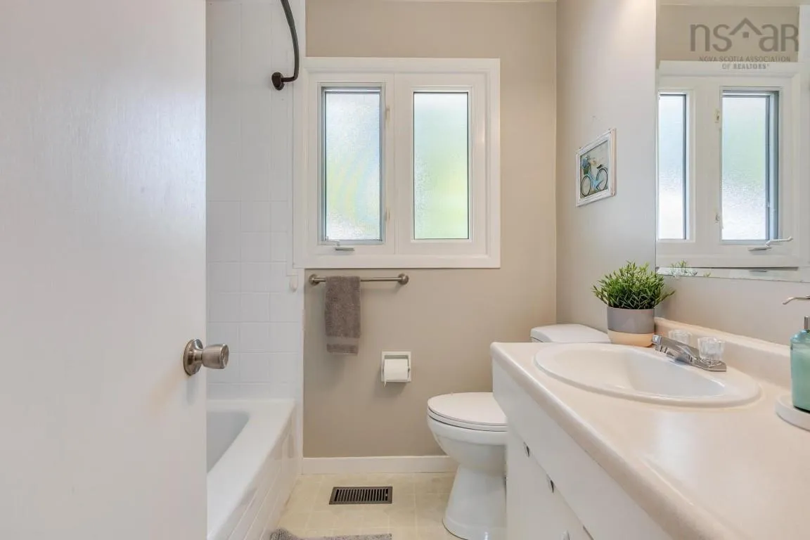 37 Robert Drive, Dartmouth, NS B2W 2A2, 3 Bedrooms Bedrooms, ,1 BathroomBathrooms,Residential,For Sale,Robert,202520587