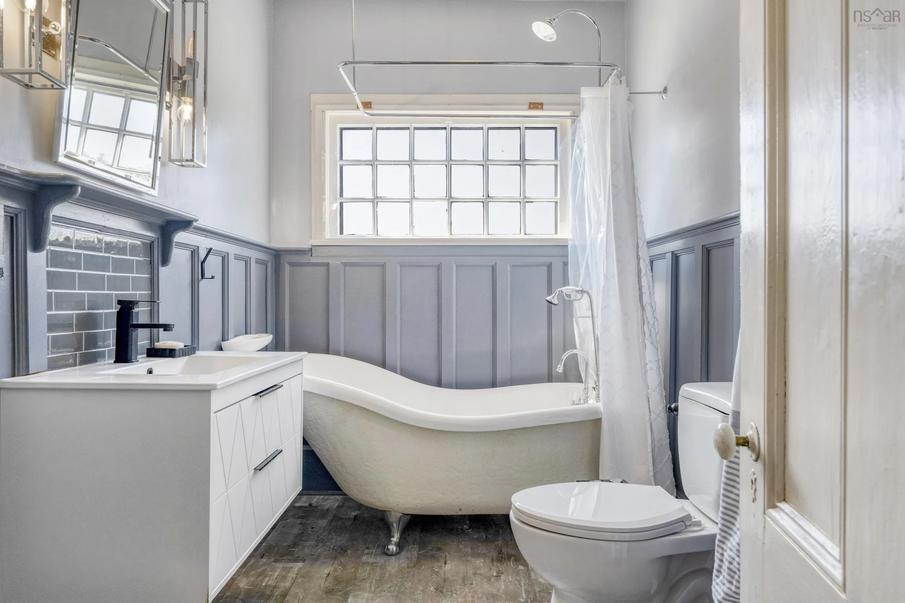 177 York Street, Lunenburg, NS B0J 2C0, 4 Bedrooms Bedrooms, ,2 BathroomsBathrooms,Residential,For Sale,York,202520892